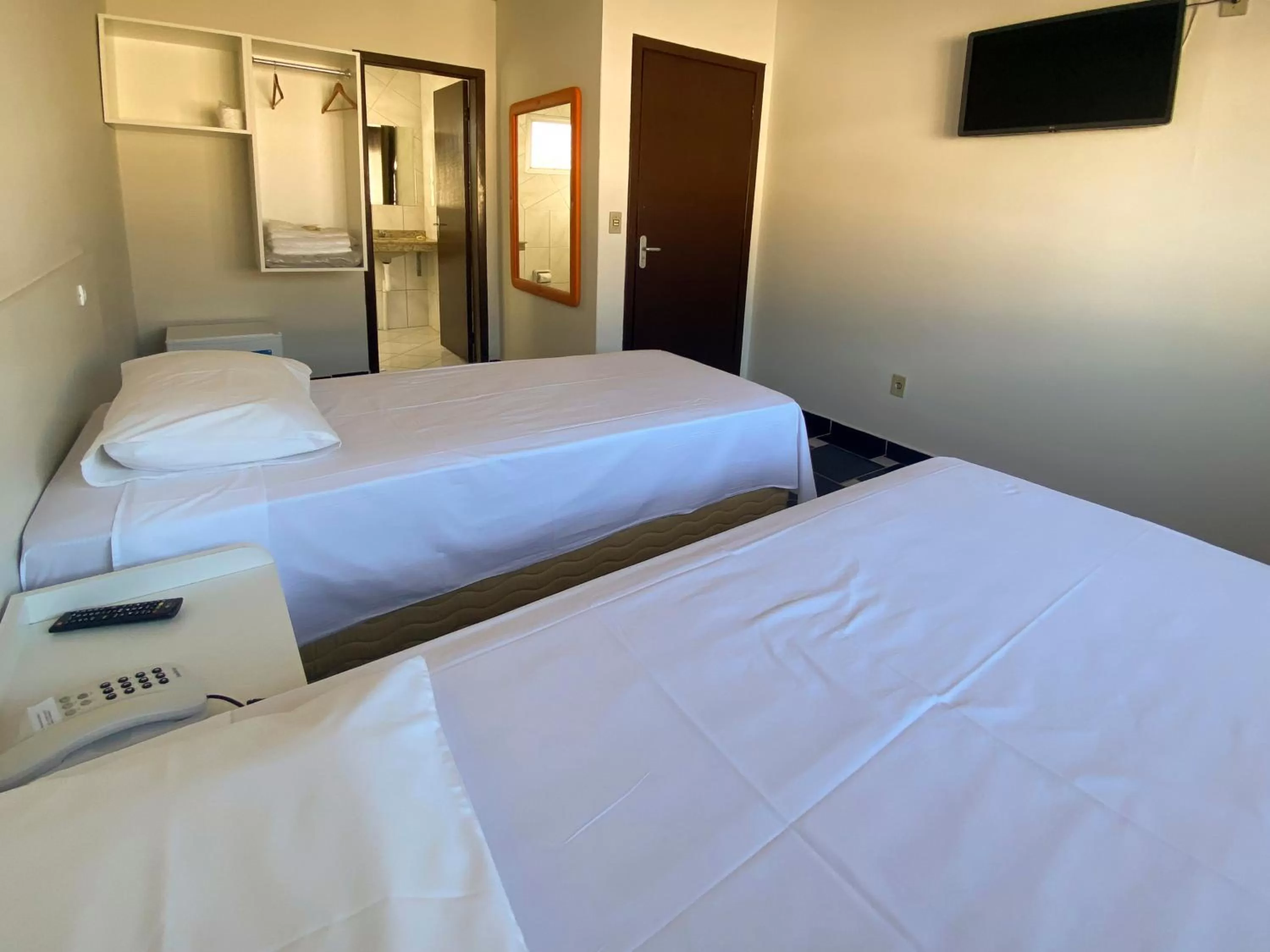 Photo of the whole room, Bed in GUINZA