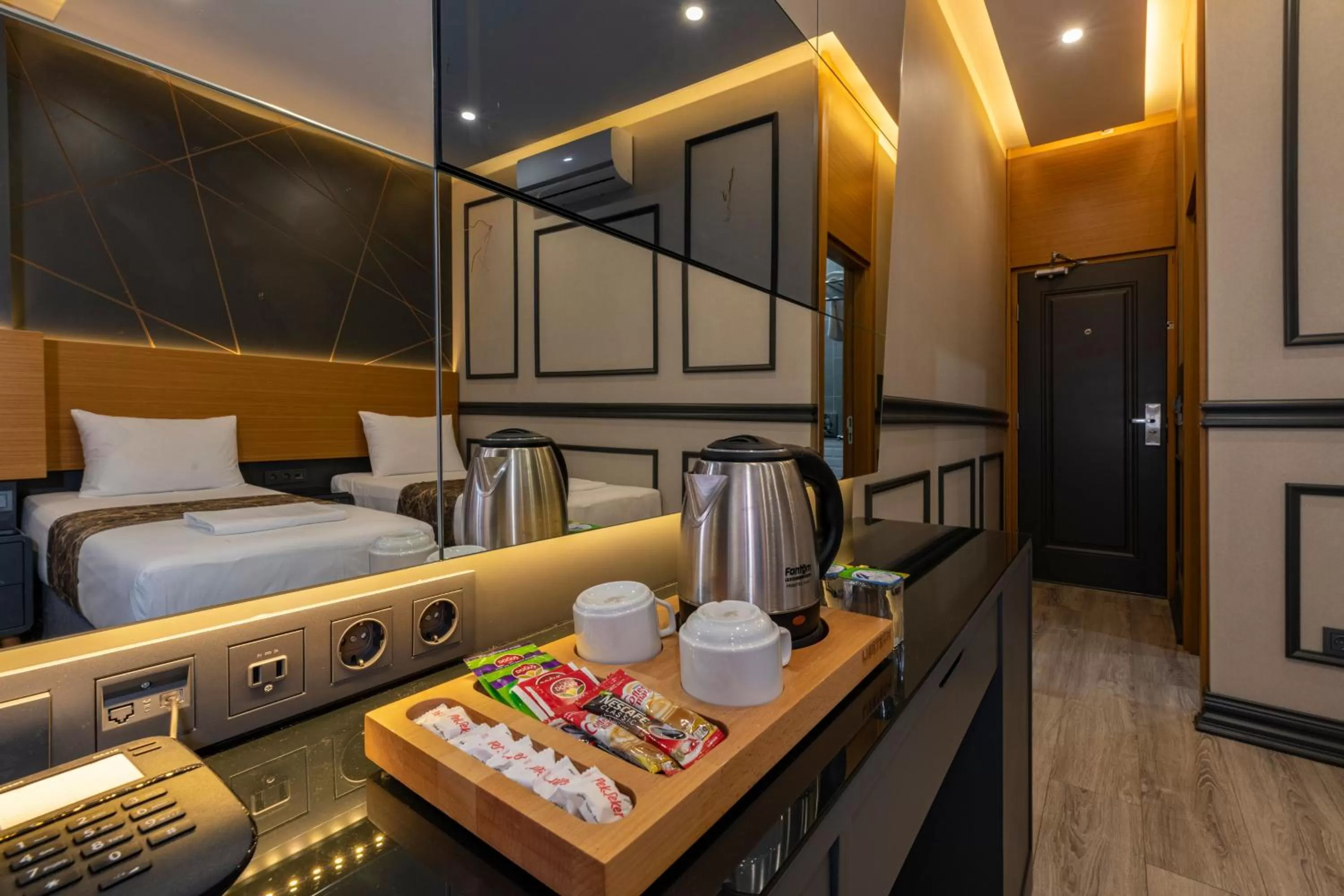 Non alcoholic drinks, Bed in Confores Hotel