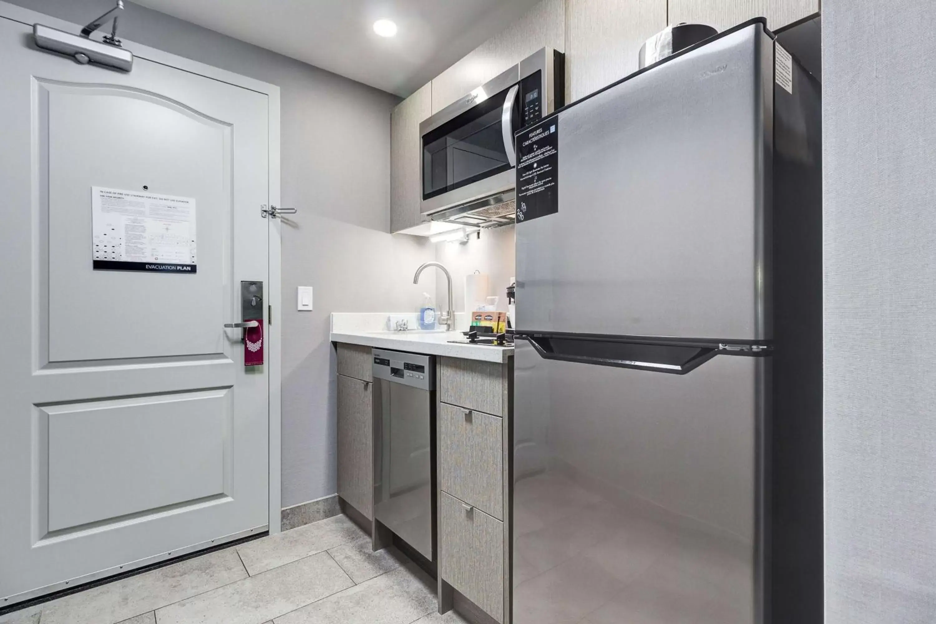 Kitchen or kitchenette, Kitchen/Kitchenette in Hampton Inn & Suites by Hilton Brantford