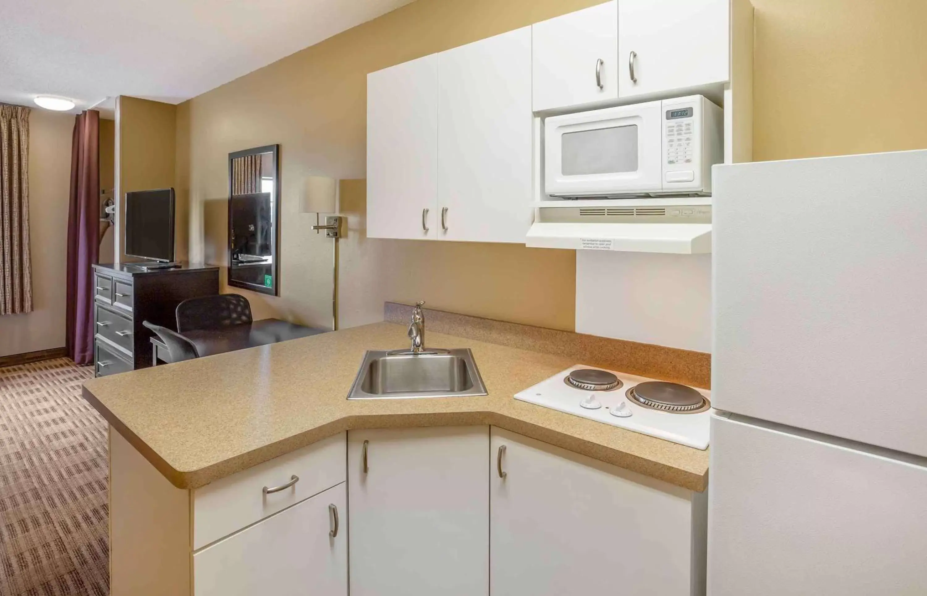 Bedroom, Kitchen/Kitchenette in Extended Stay America Suites - Meadowlands - Rutherford