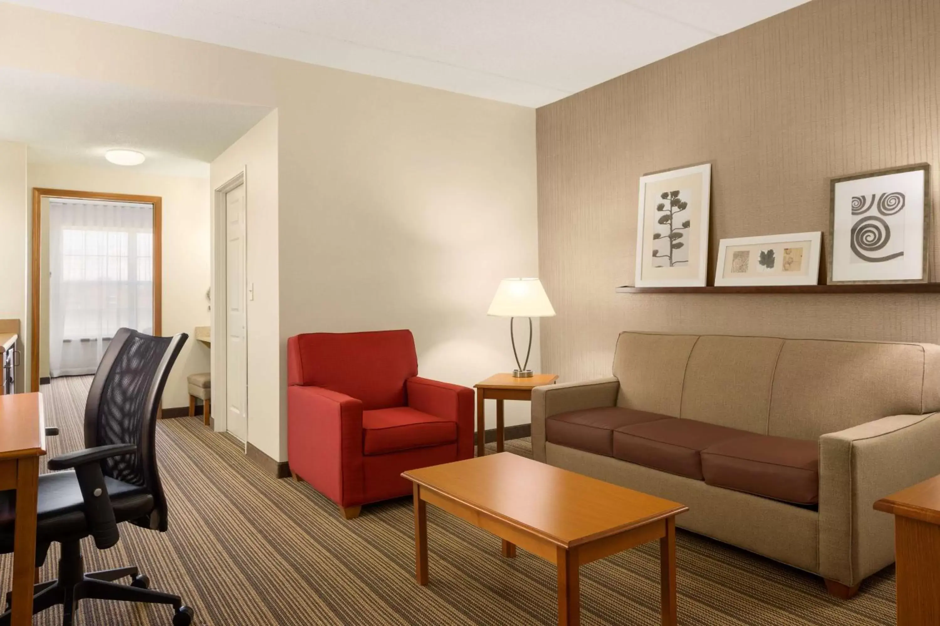 Photo of the whole room, Seating Area in Country Inn & Suites by Radisson, Findlay, OH