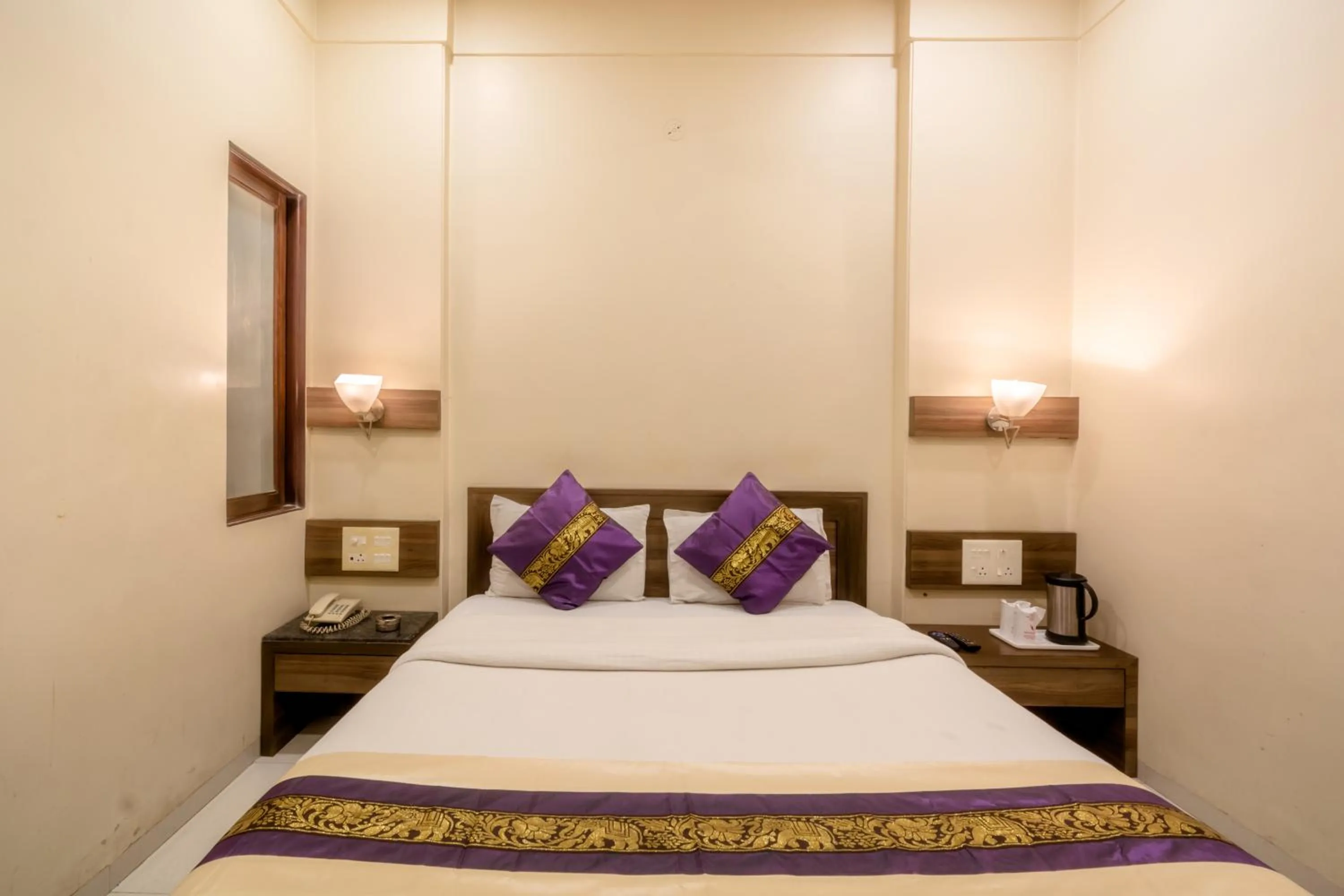 Bed in Hotel Sunday Inn