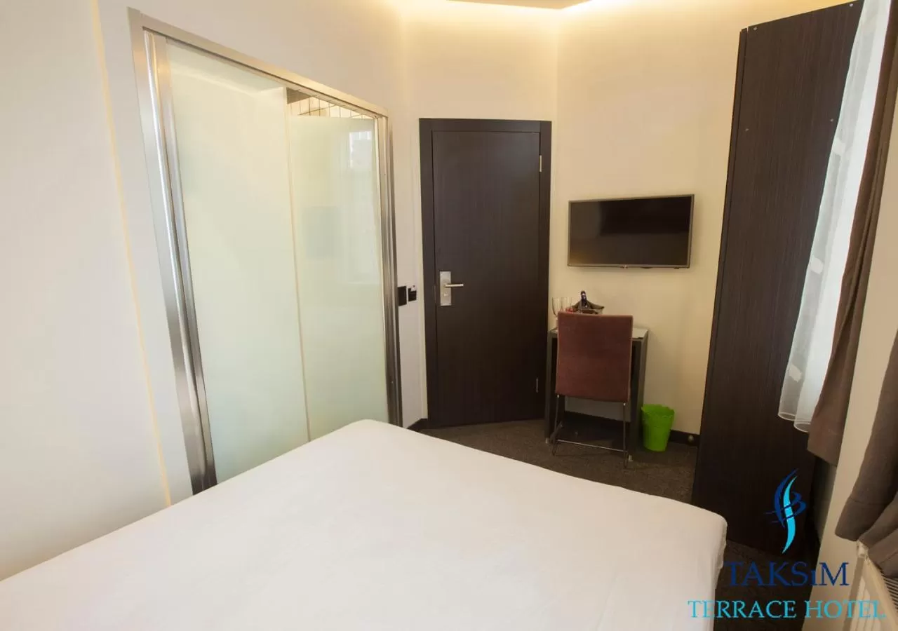 Living room, Bed in Taksim Terrace Hotel