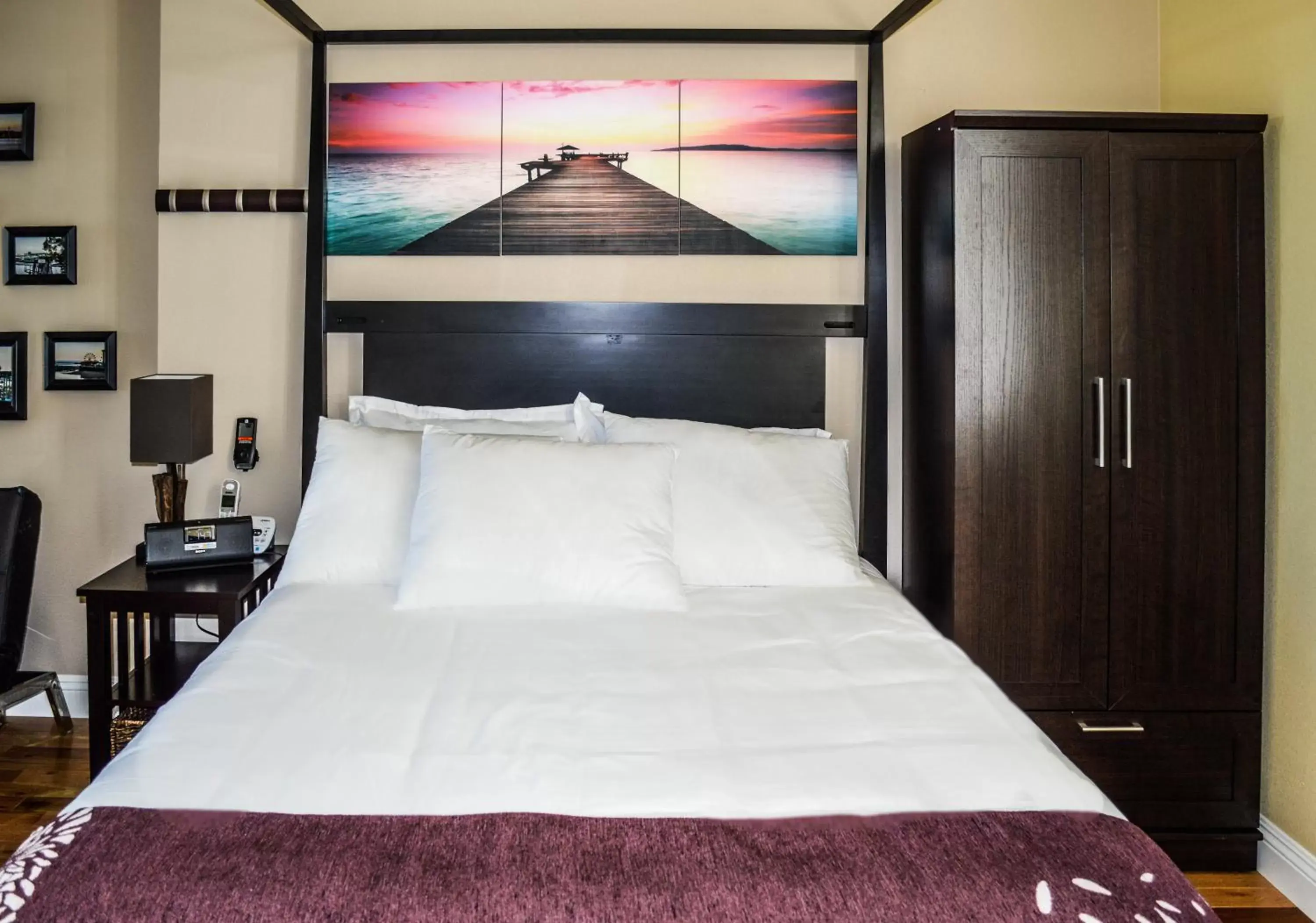 Bed in Rio Vista Inn & Suites Santa Cruz