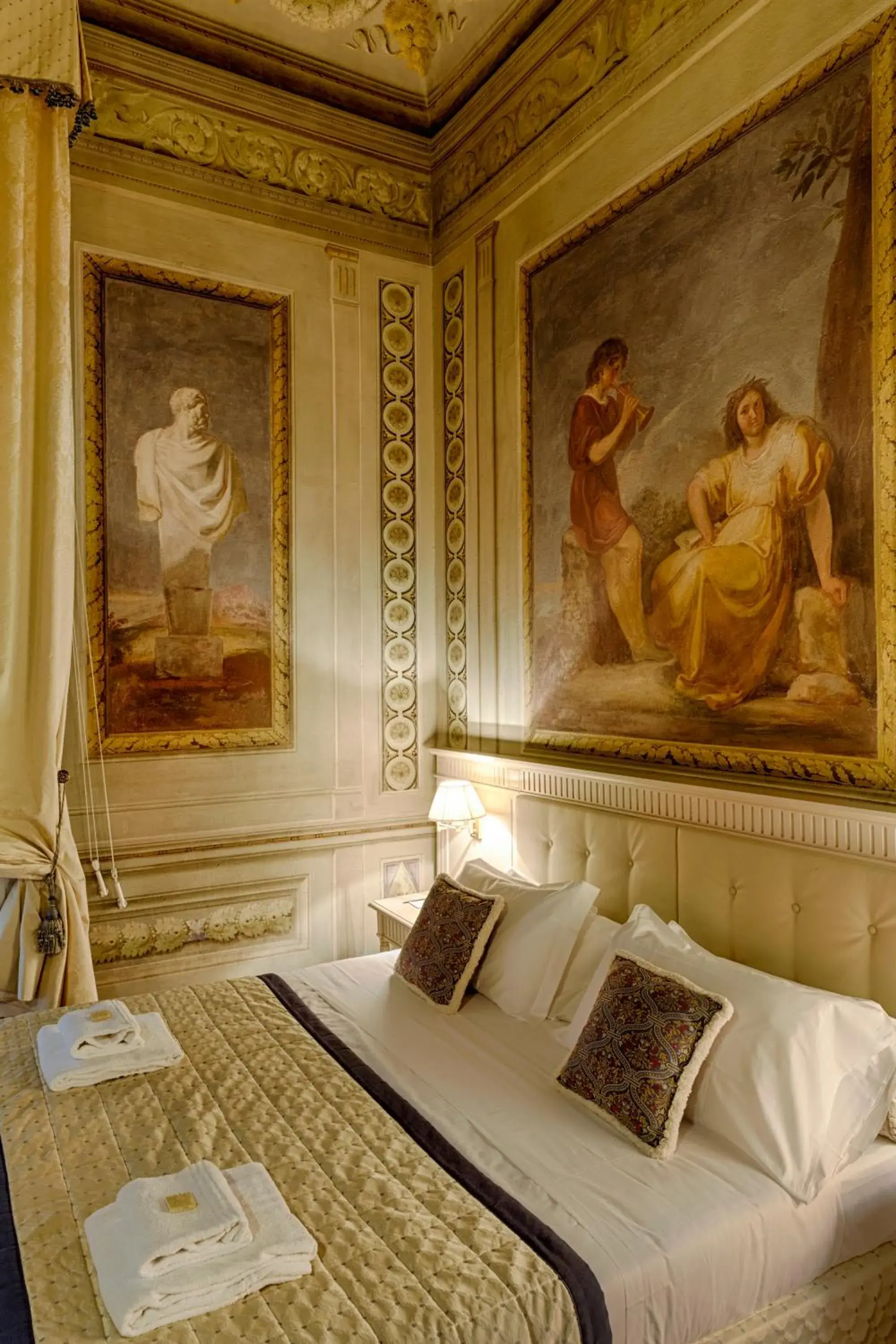 Decorative detail, Bed in Palazzo Guicciardini
