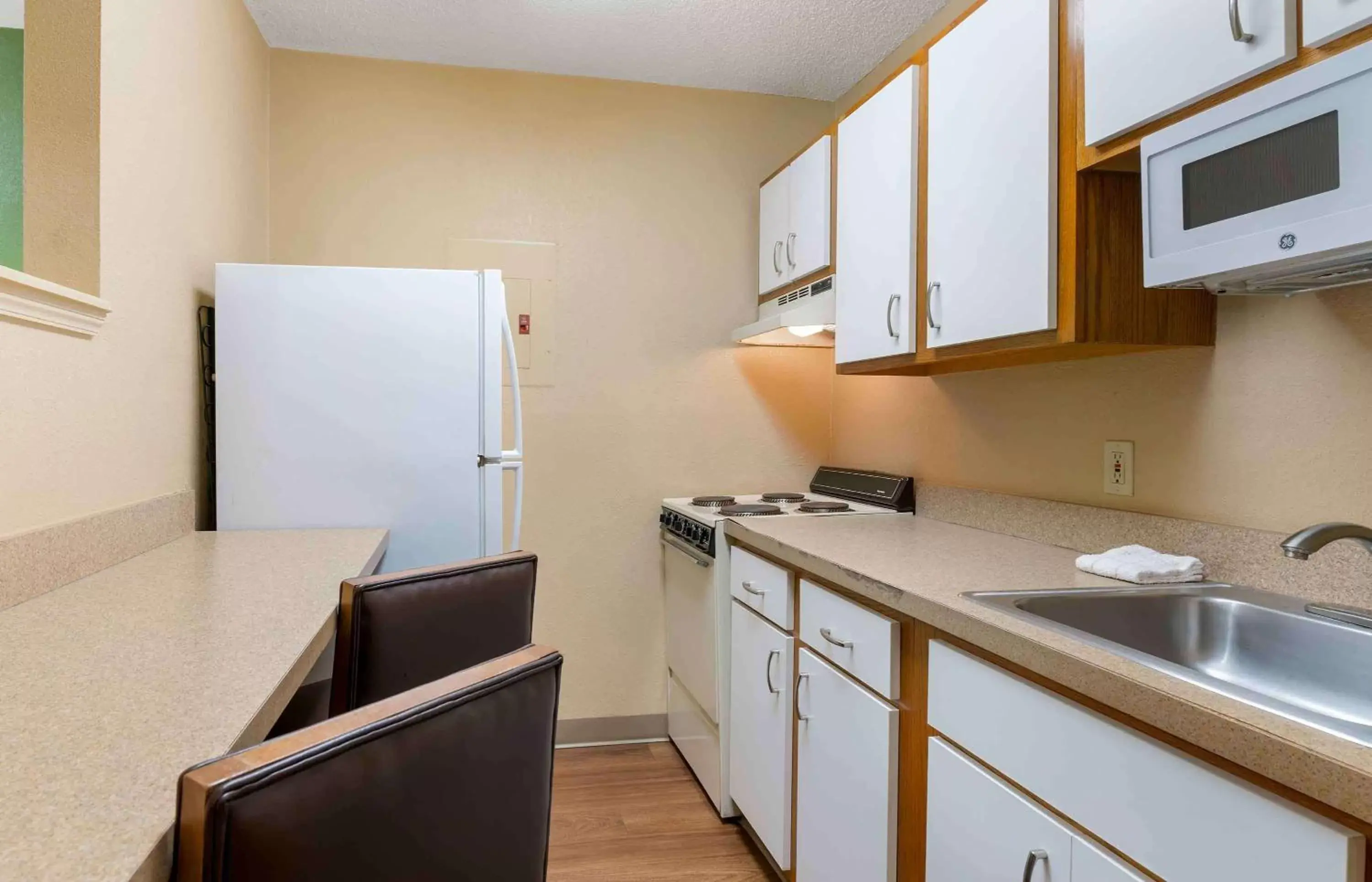 Bedroom, Kitchen/Kitchenette in Extended Stay America Suites - Cincinnati - Fairfield