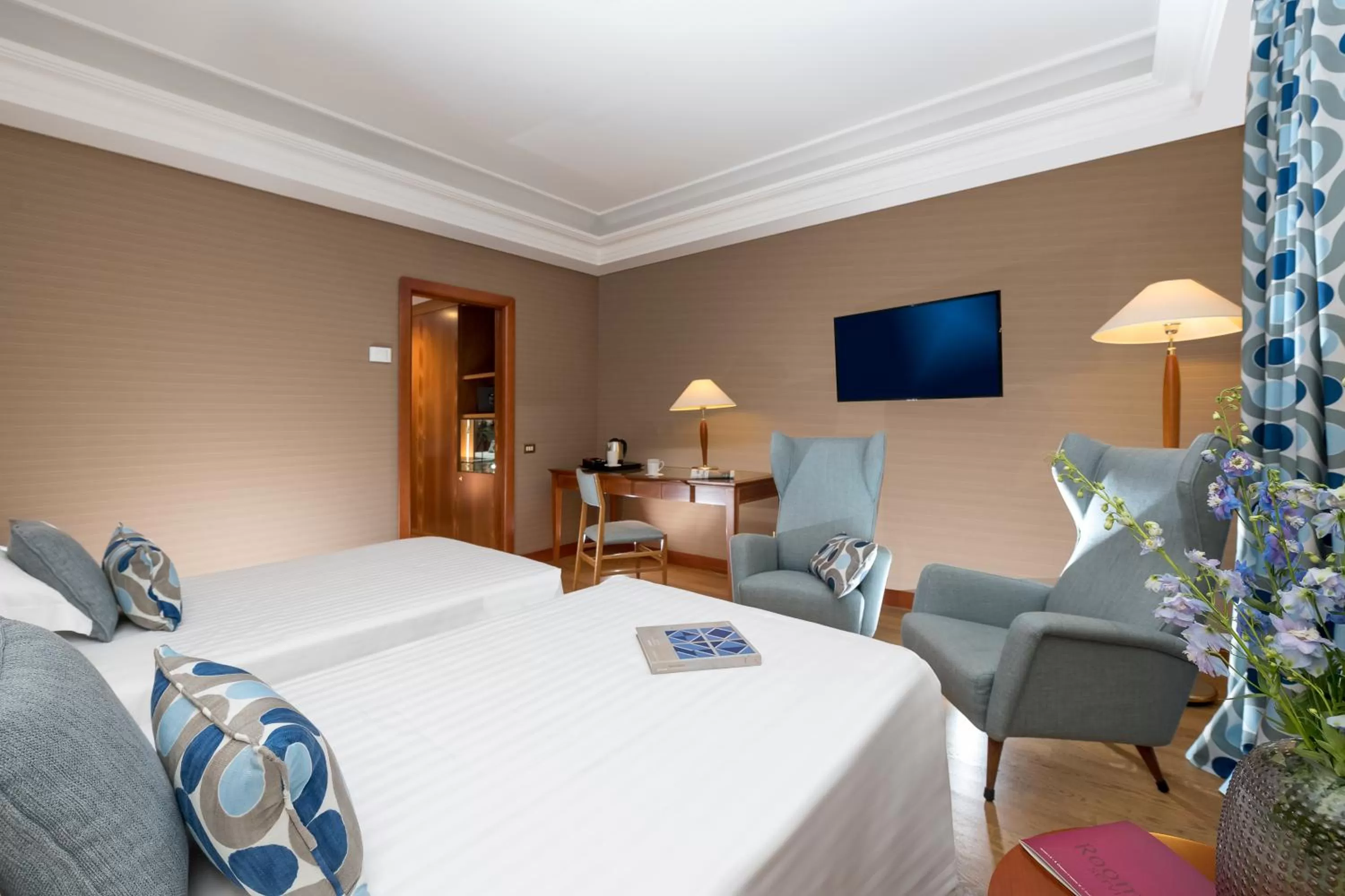 Photo of the whole room, Bed in Hotel Royal Continental