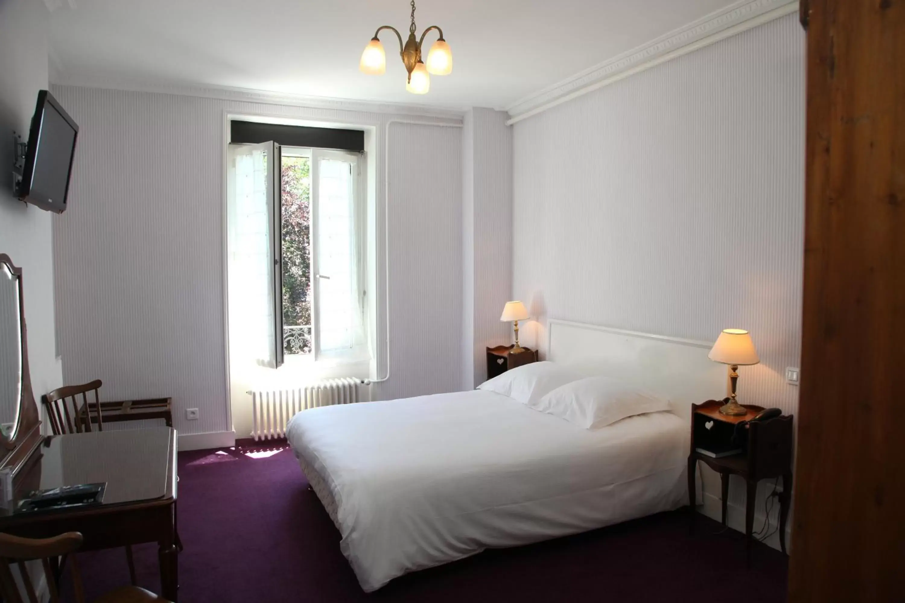 Photo of the whole room, Bed in The Originals Boutique, Hôtel Terminus, Bourg-en-Bresse Gare (Qualys-Hotel)