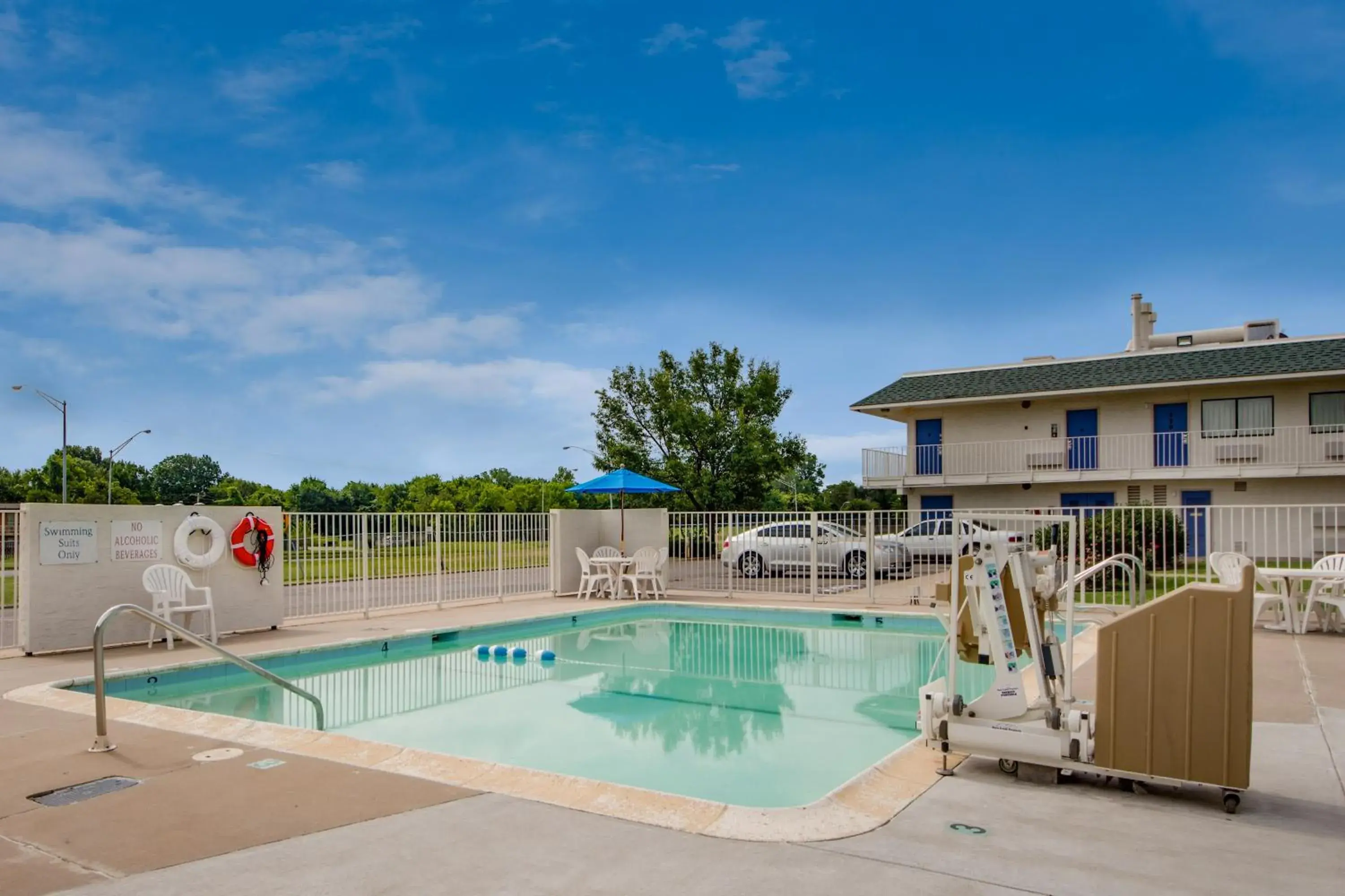 Swimming pool, Property Building in Motel 6-Muskogee, OK