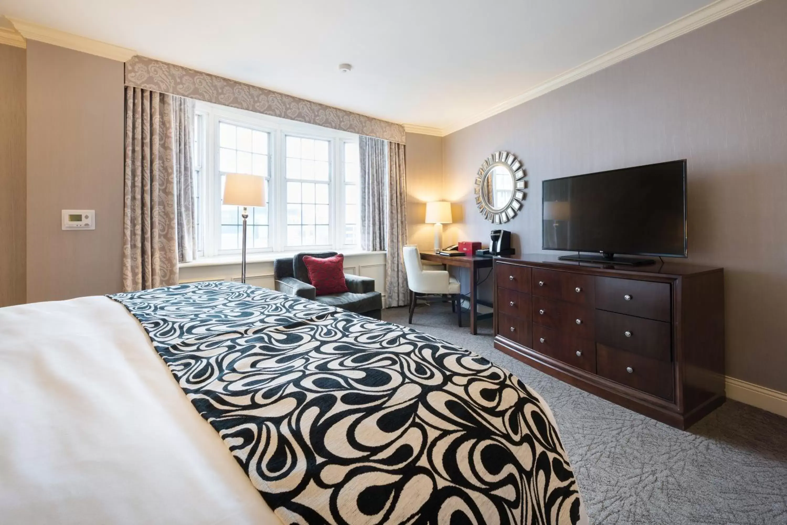 Bed, TV/Entertainment Center in The Pfister Hotel