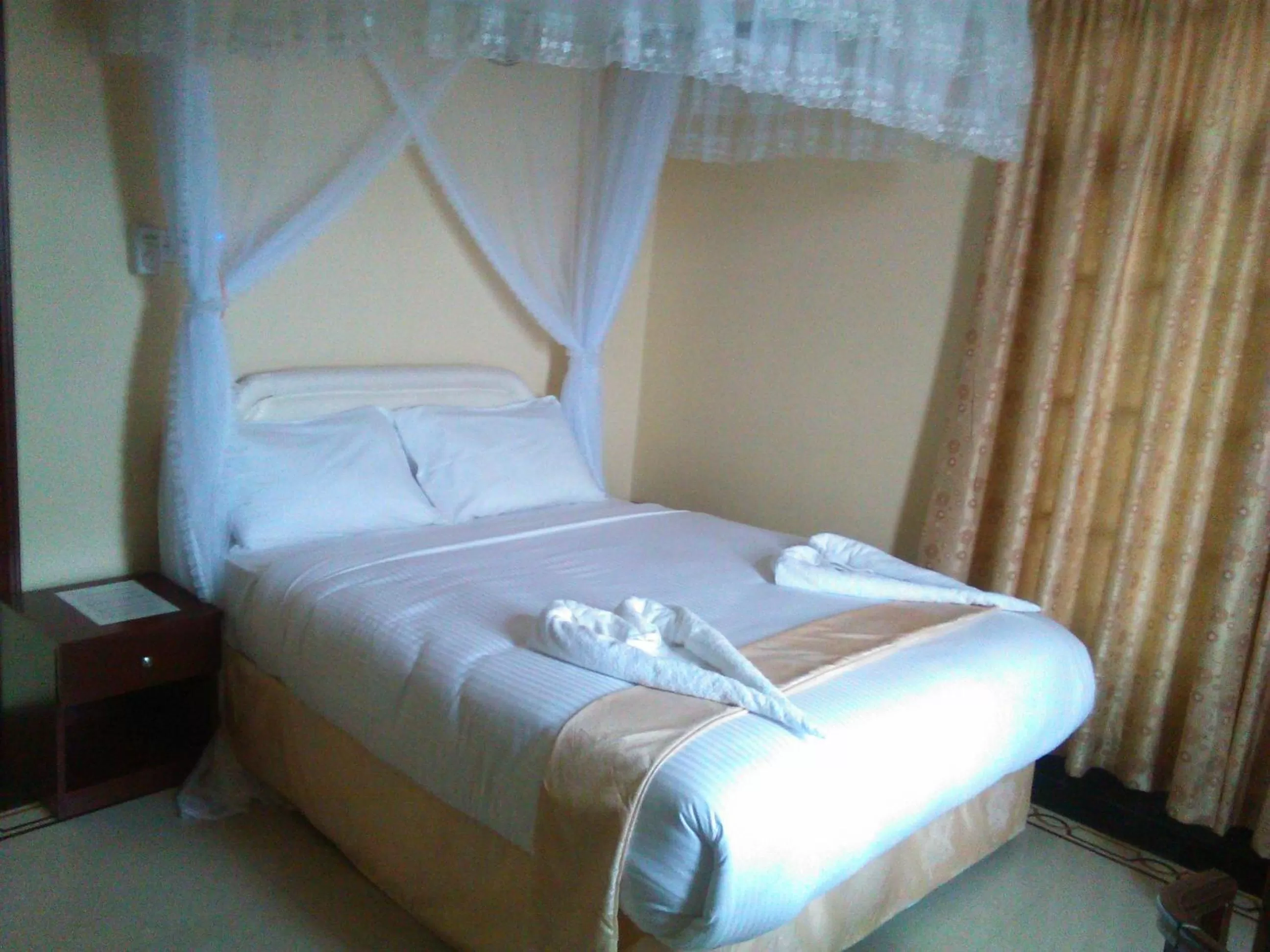 Bed in Lantana Hotel