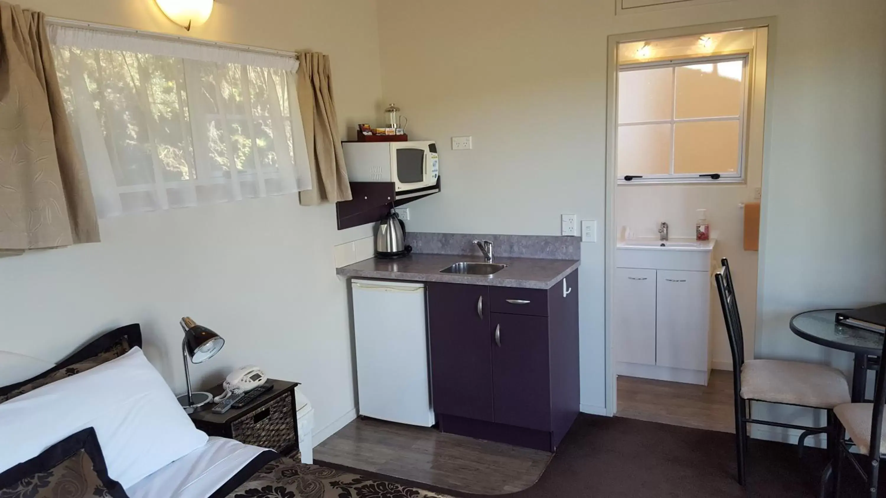 Kitchen or kitchenette, Kitchen/Kitchenette in Anchor Lodge Motel