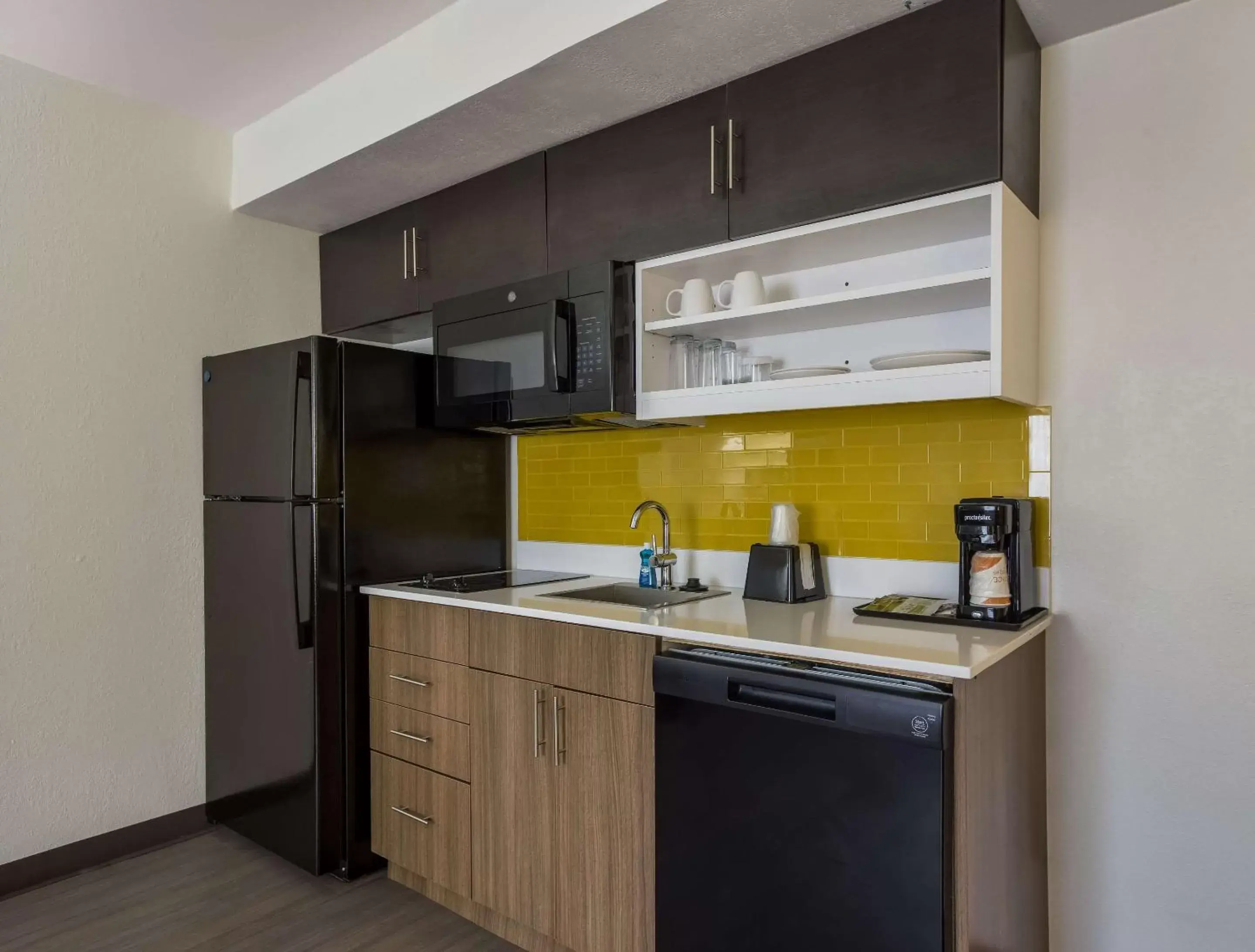 Bedroom, Kitchen/Kitchenette in MainStay Suites Savannah Midtown