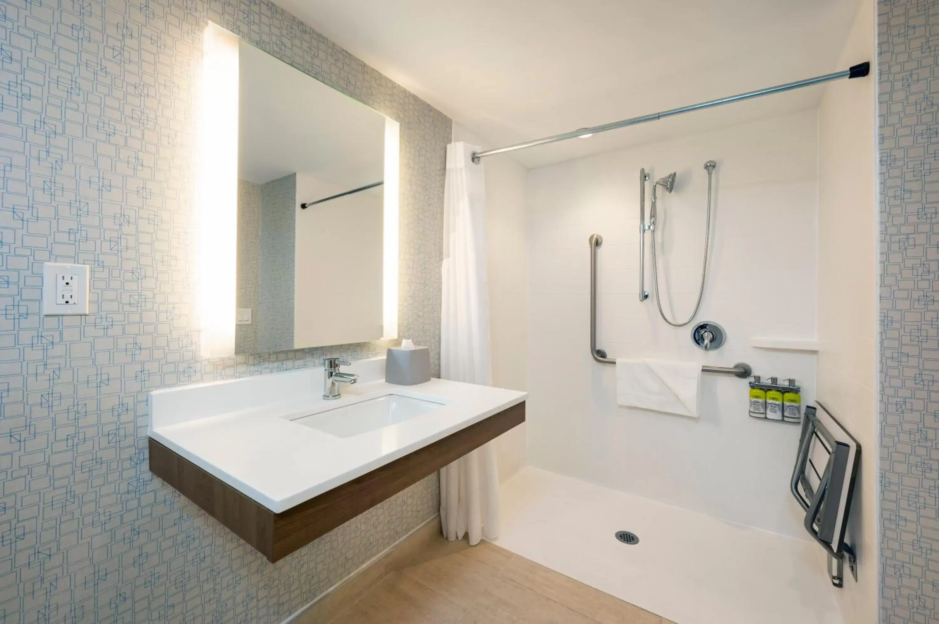 Bedroom, Bathroom in Holiday Inn Express Toronto Downtown, an IHG Hotel