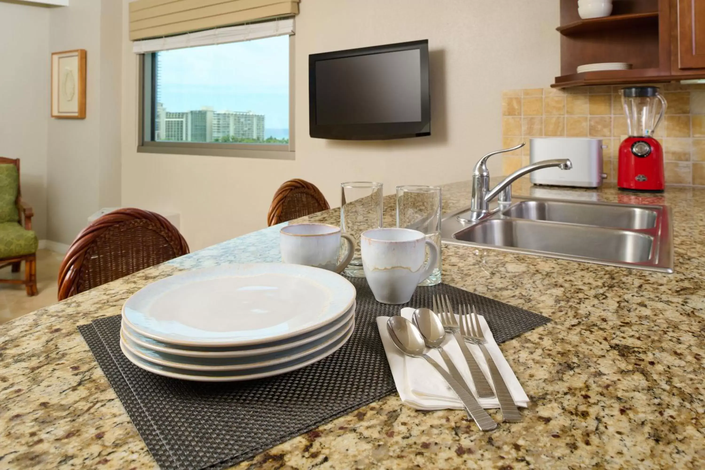 Kitchen or kitchenette, Dining Area in Luana Waikiki Hotel & Suites