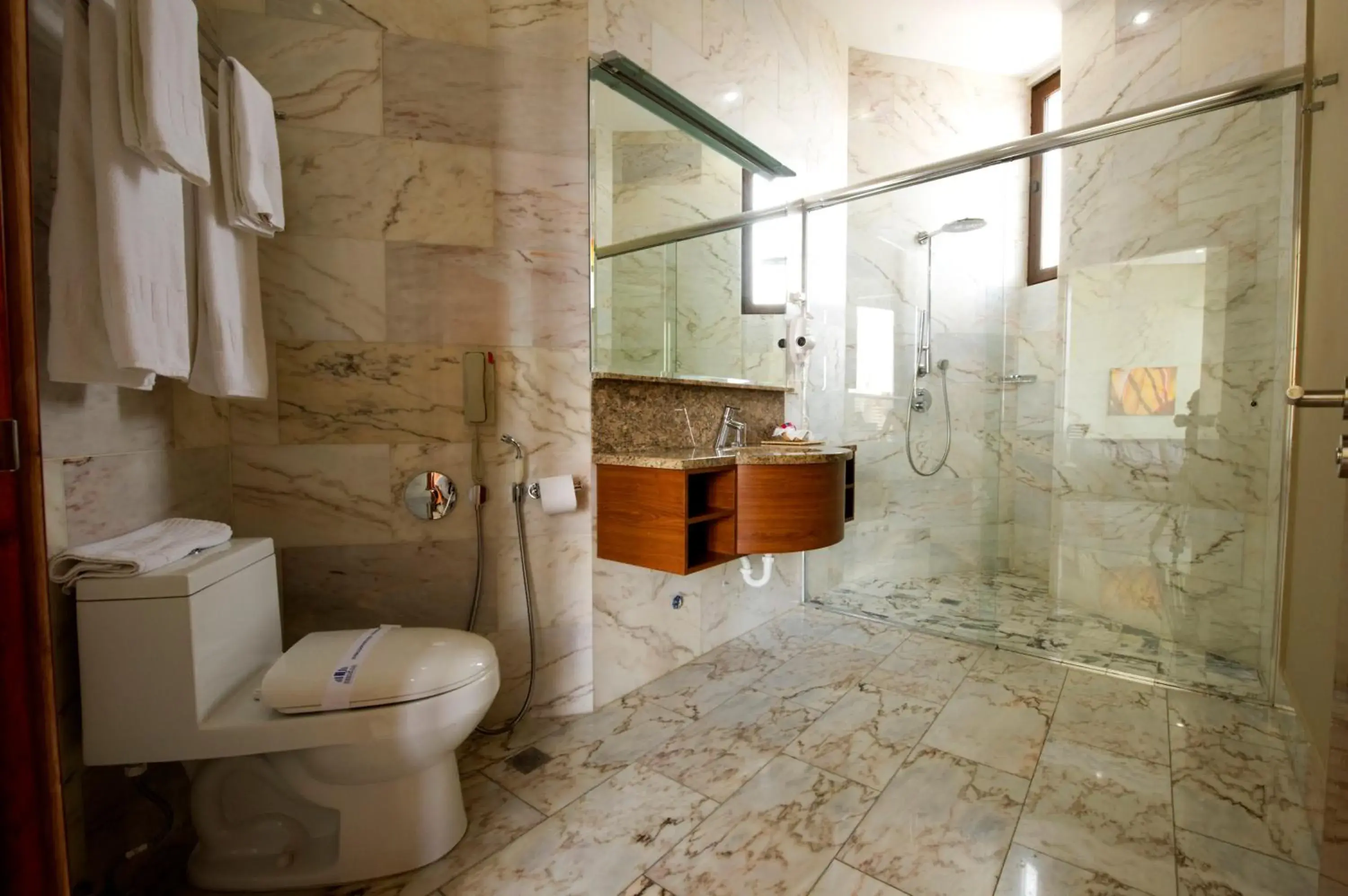 Bathroom in Torres de Alba Hotel & Suites