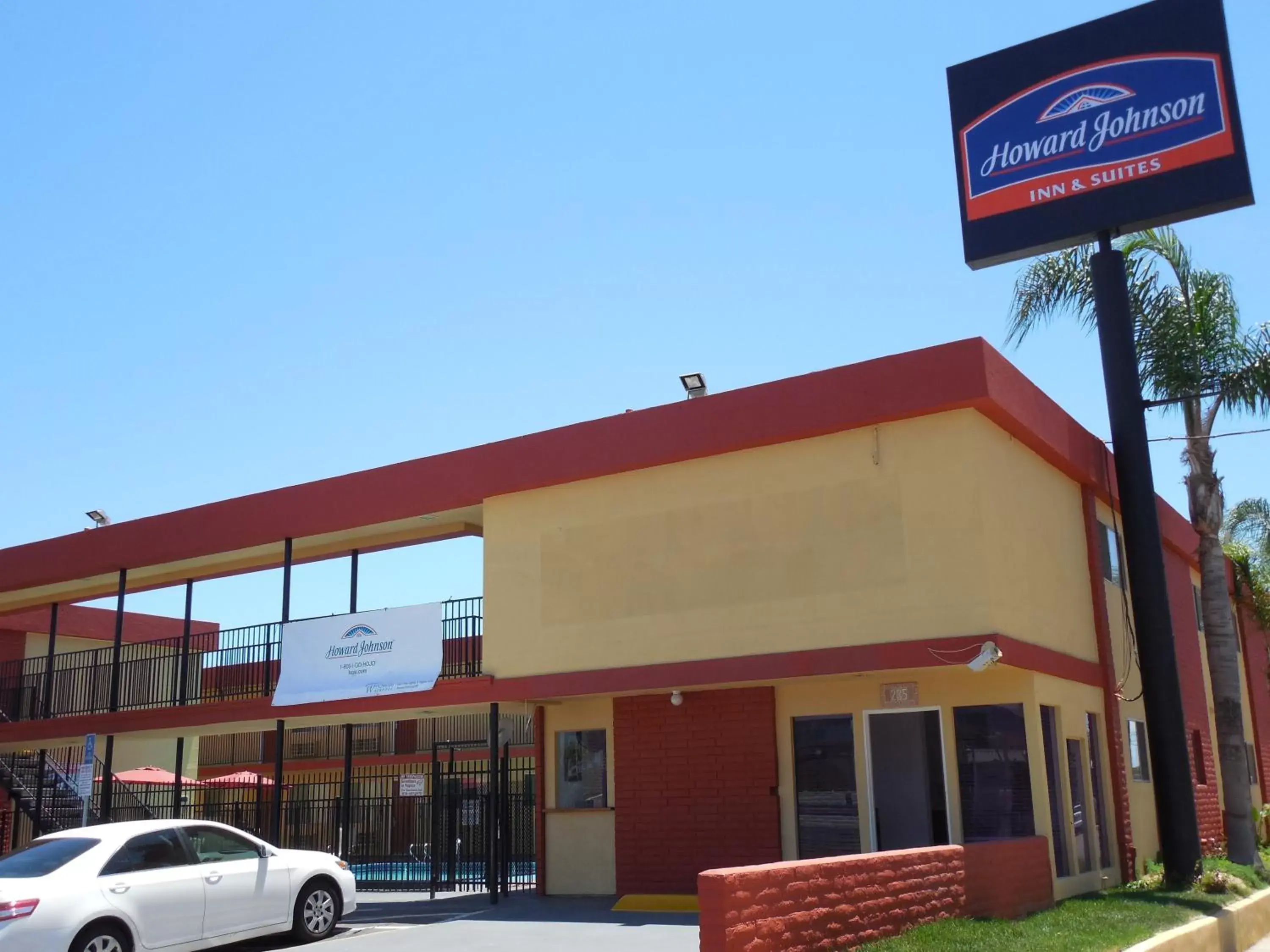 Facade/entrance, Property Building in Howard Johnson by Wyndham Chula Vista/San Diego Suite Hotel