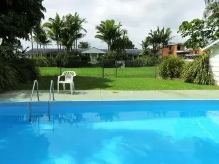 Garden, Swimming Pool in Colonial Court Motor Inn