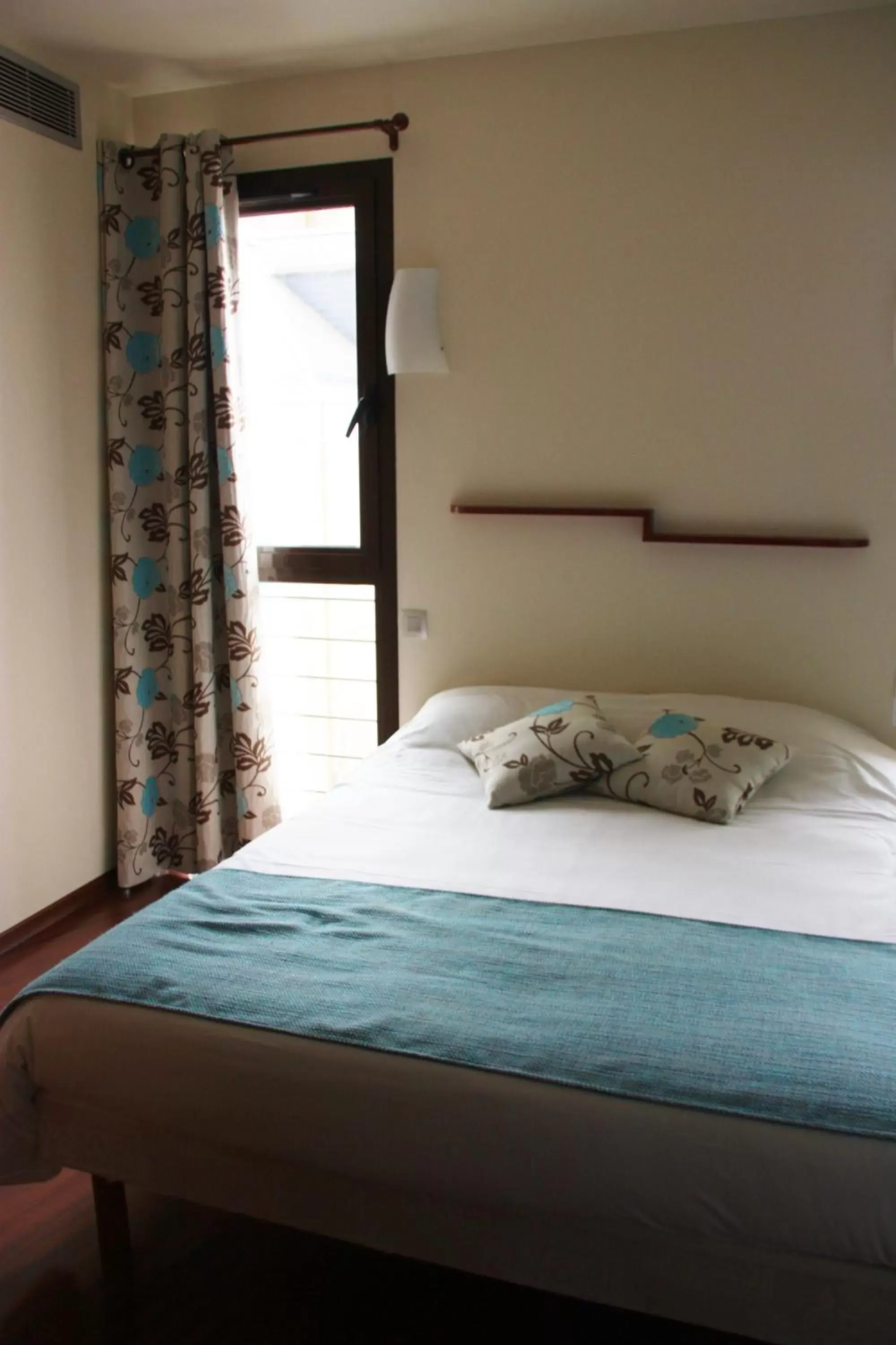 Photo of the whole room, Bed in L'HÔTEL de CHARTRES