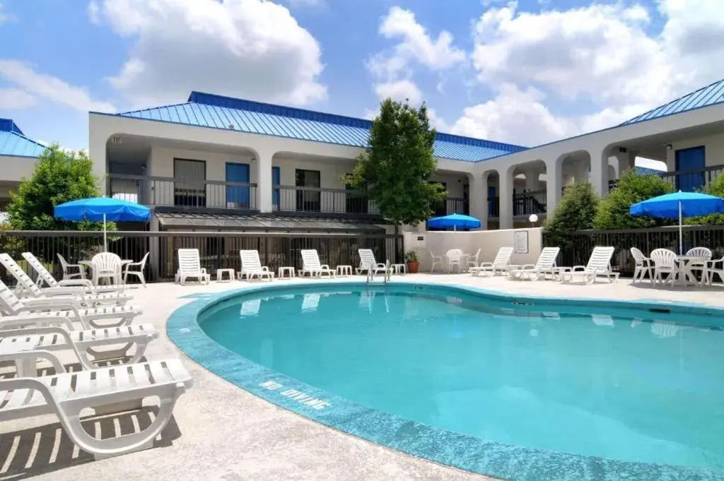 Swimming pool, Property Building in Baymont by Wyndham Macon I-75