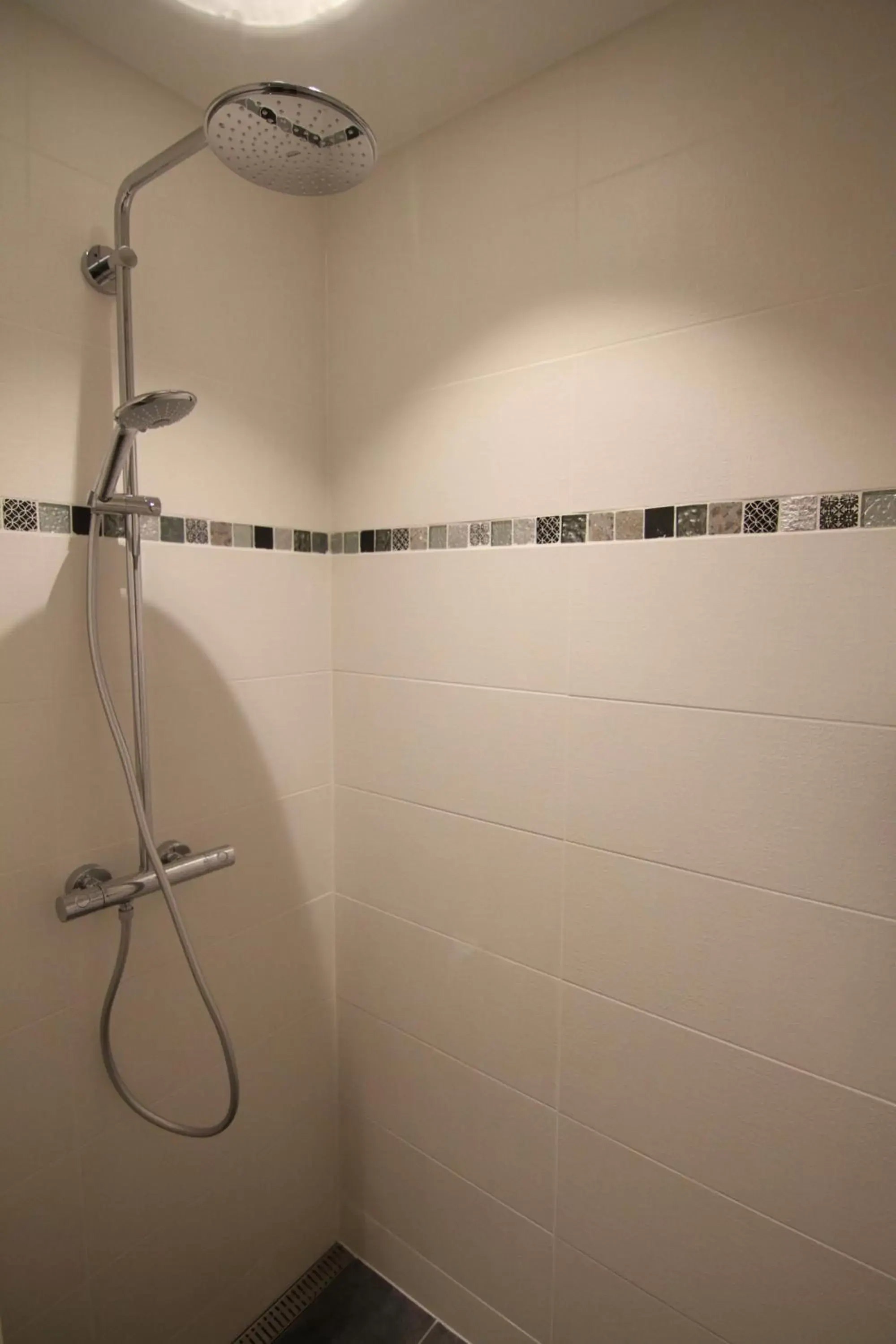 Shower, Bathroom in Logis hôtel - La Chambre D'Amiens