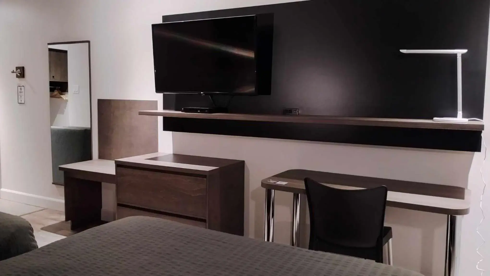 TV/Entertainment Center in Motel L'Avenue du Pont