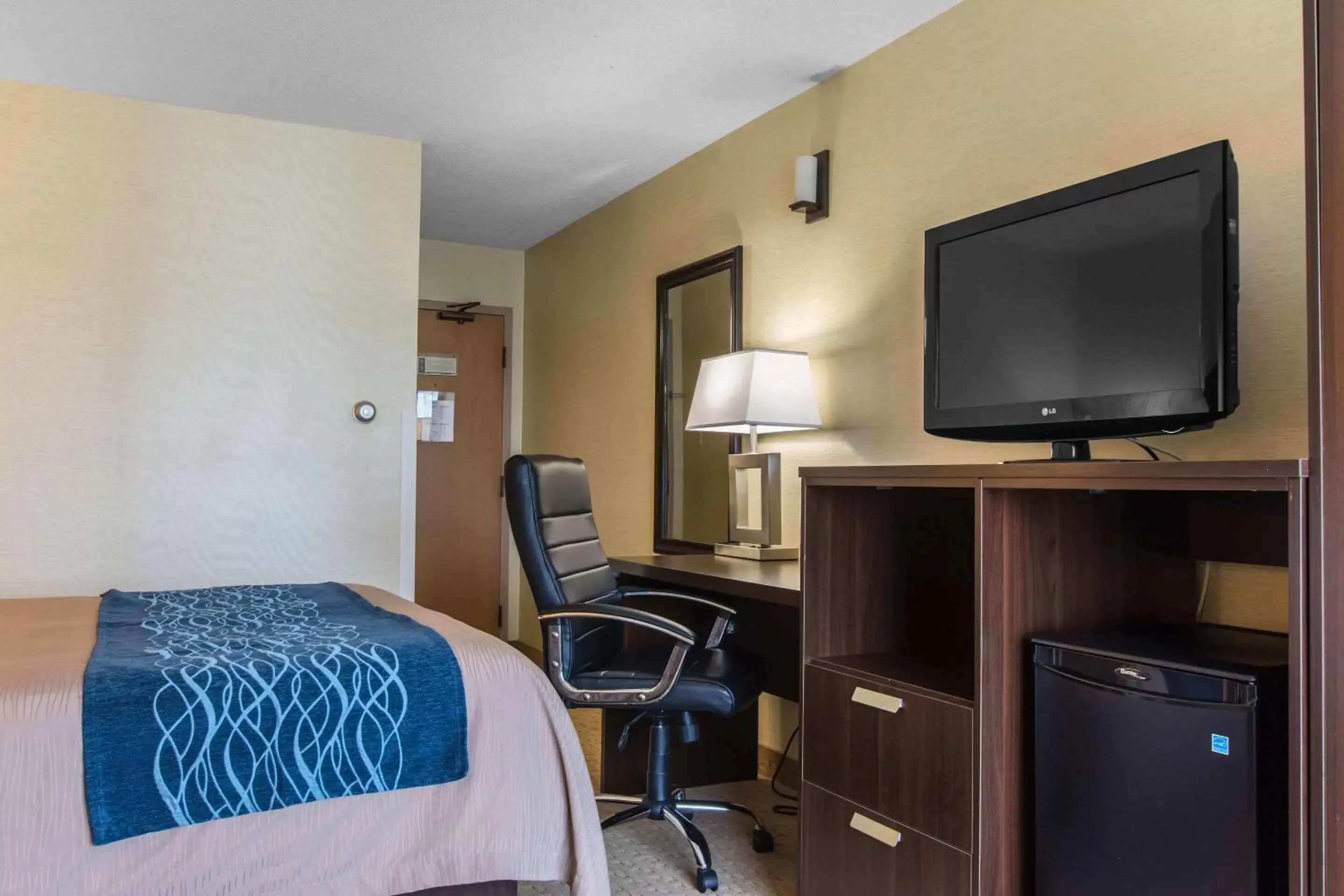 Photo of the whole room, TV/Entertainment Center in Comfort Inn Trois-Rivieres