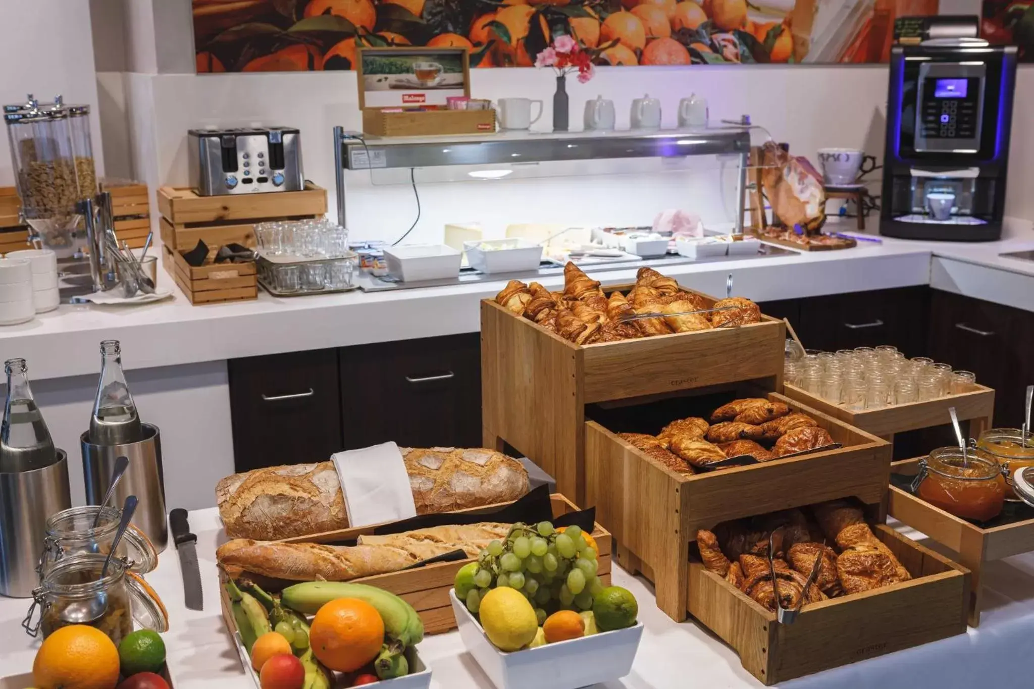 Breakfast, Food in Holiday Inn Toulon City Centre, an IHG Hotel