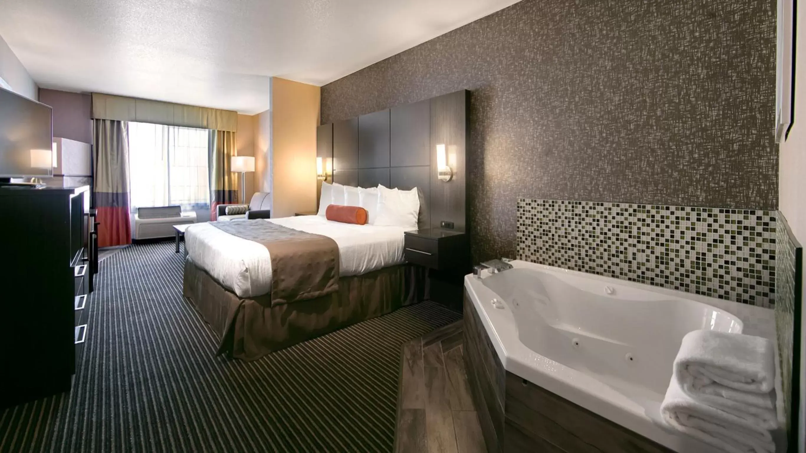 Bedroom in Best Western Plus Rama Inn & Suites