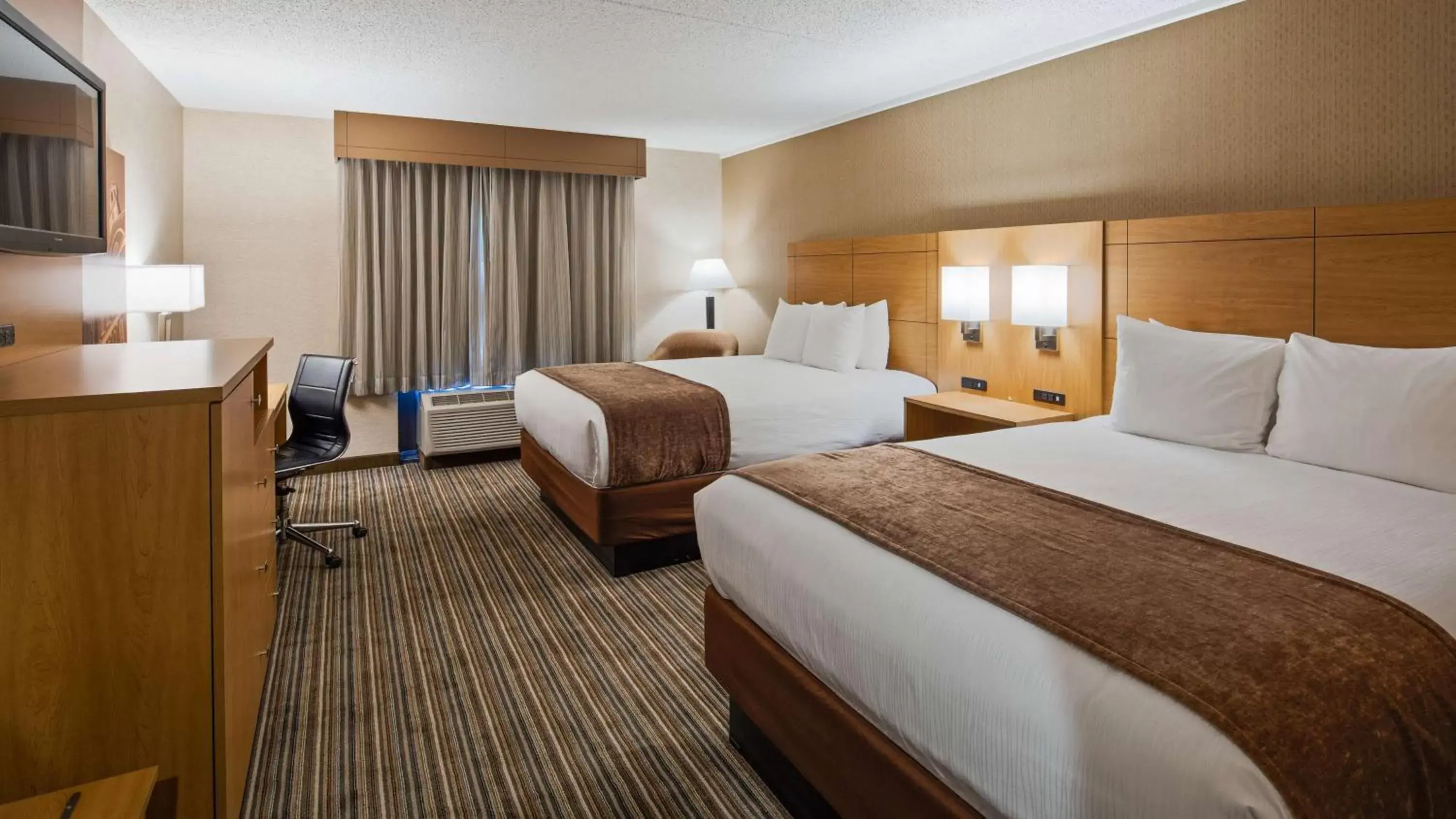 Photo of the whole room, Bed in Best Western Royal Plaza Hotel and Trade Center