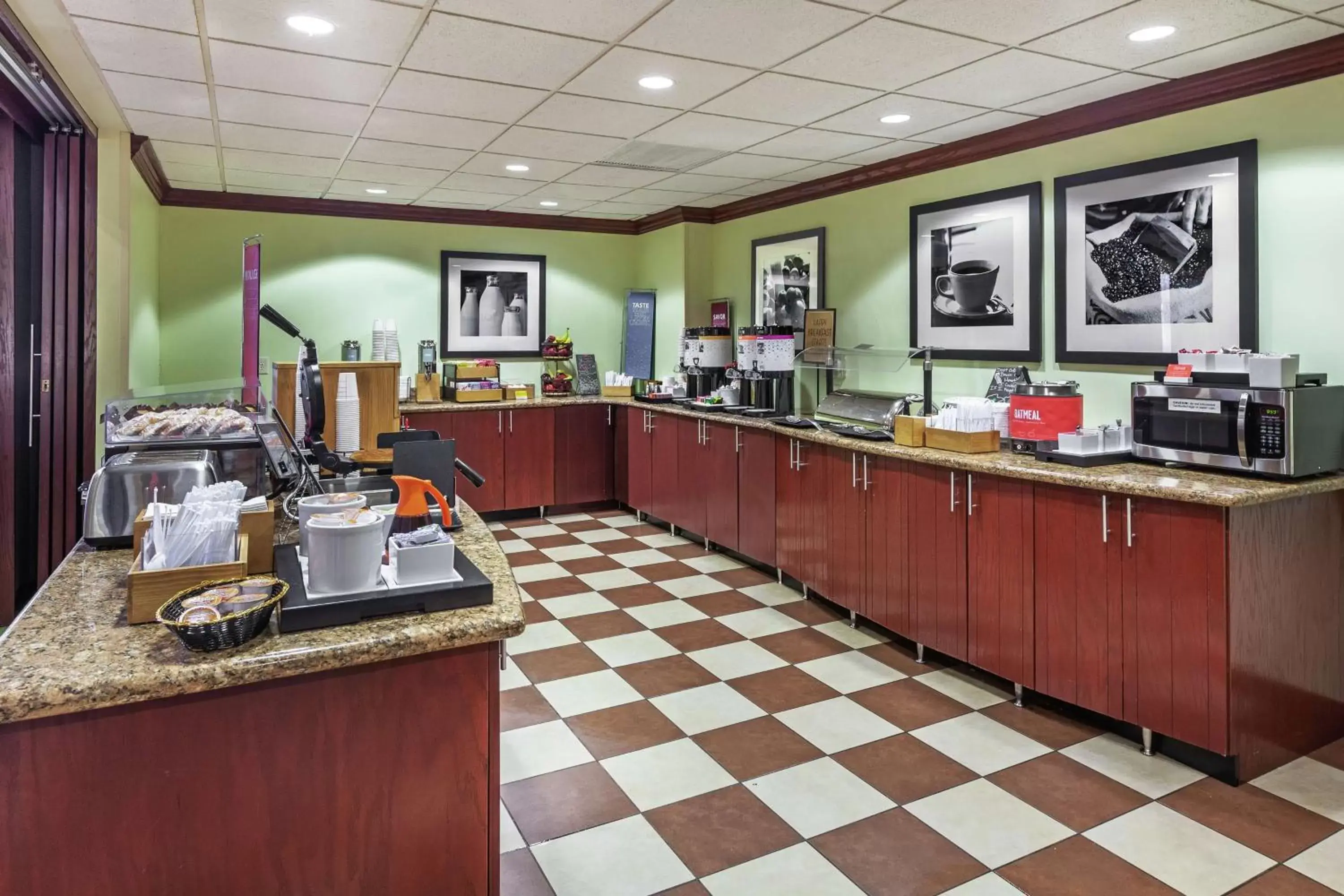 Breakfast, Restaurant/Places to Eat in Hampton Inn & Suites Owasso