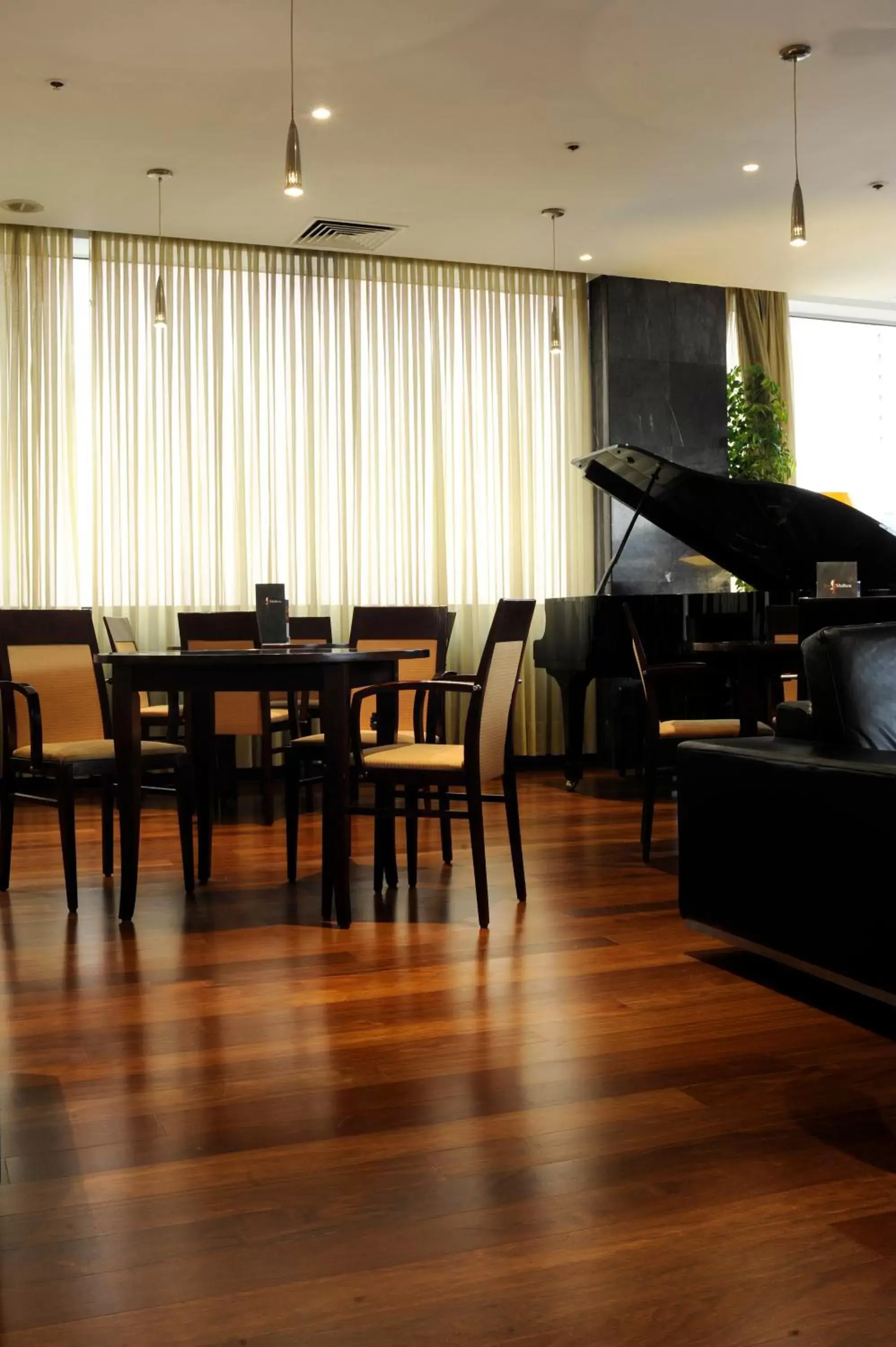 Lounge or bar, Restaurant/Places to Eat in Radisson Blu Hotel Lisbon