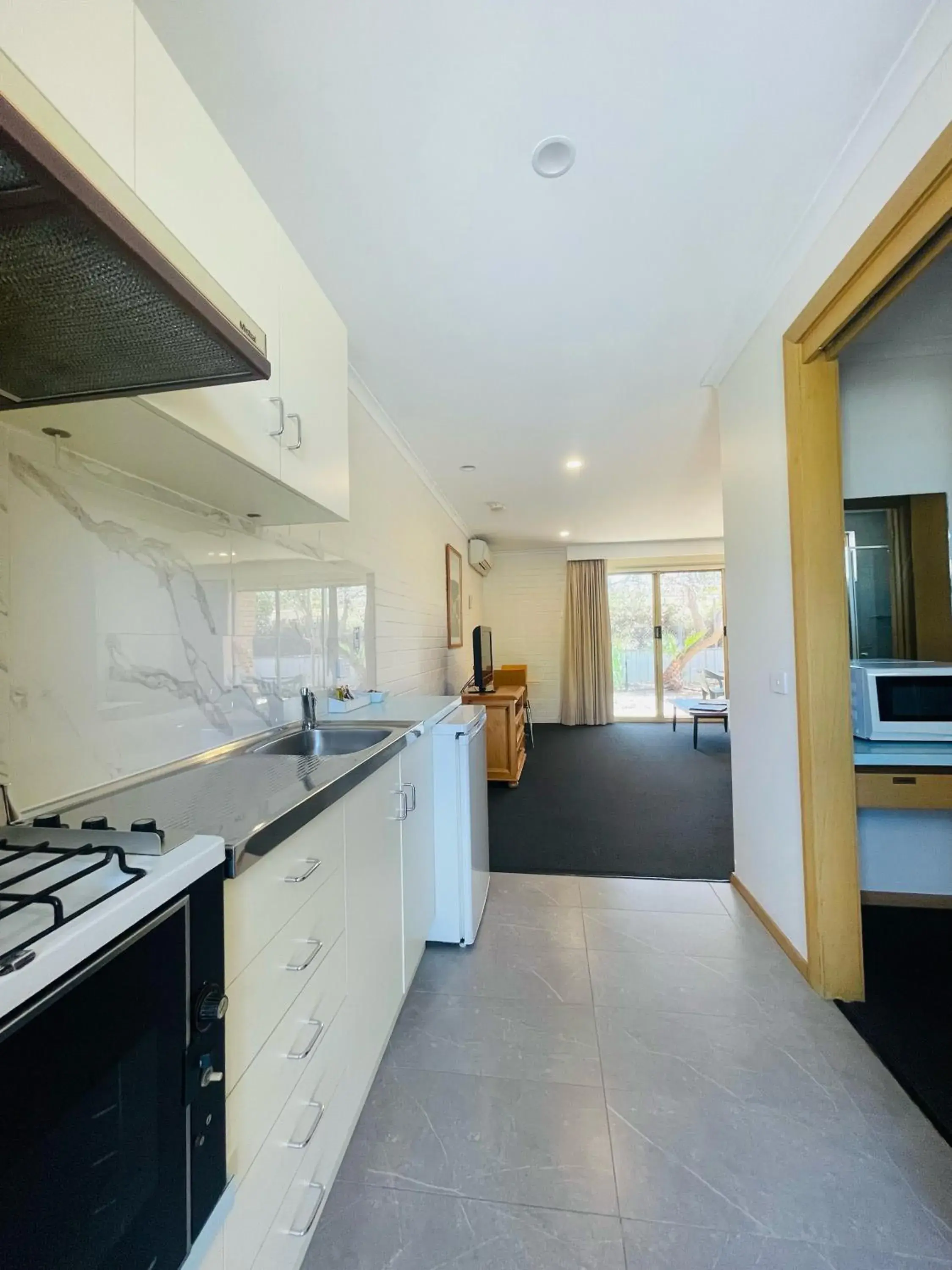 Kitchen or kitchenette, Kitchen/Kitchenette in Nagambie Motor Inn