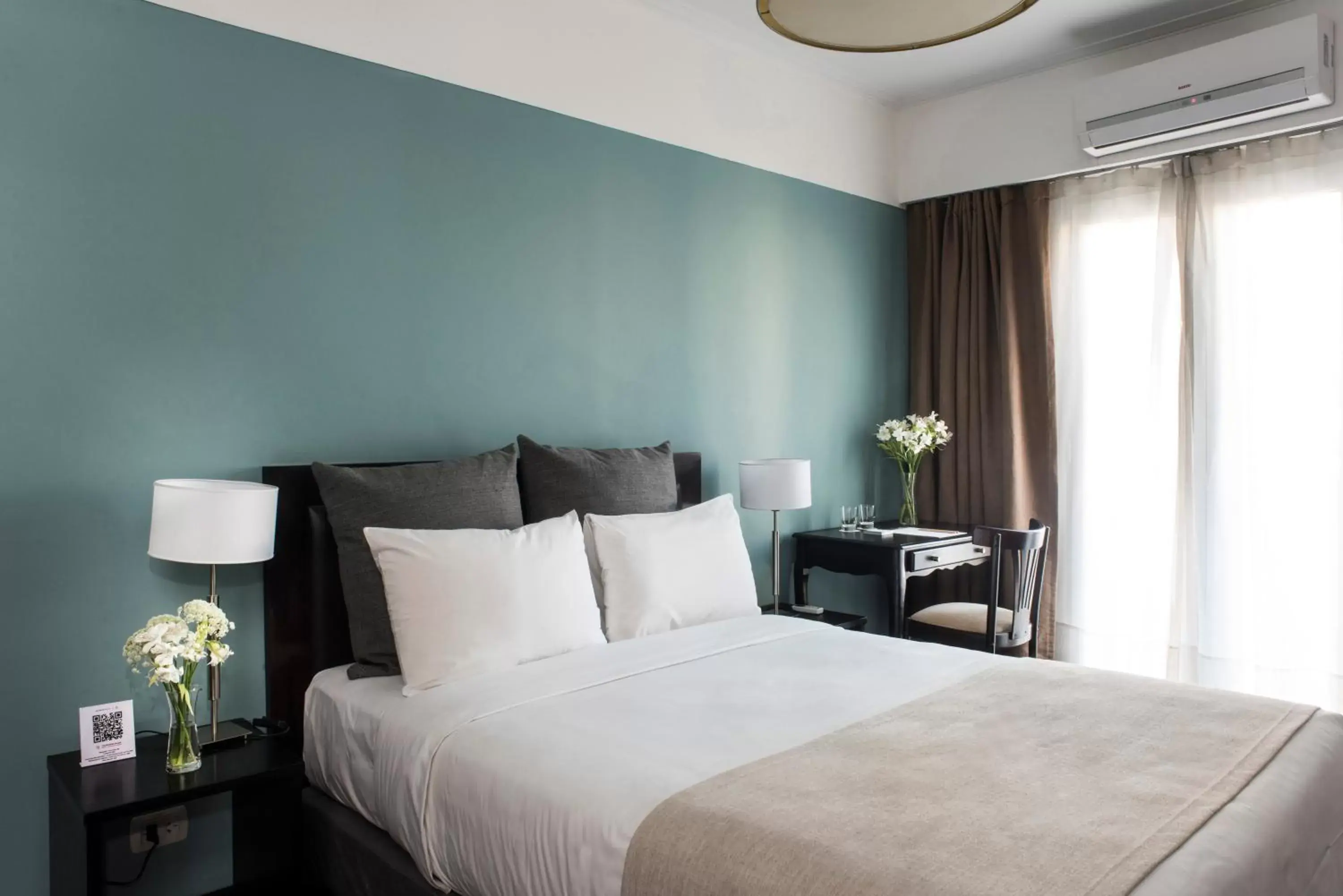 Deluxe Room in Rochester Hotel Classic Deluxe Room in Rochester Hotel Classic