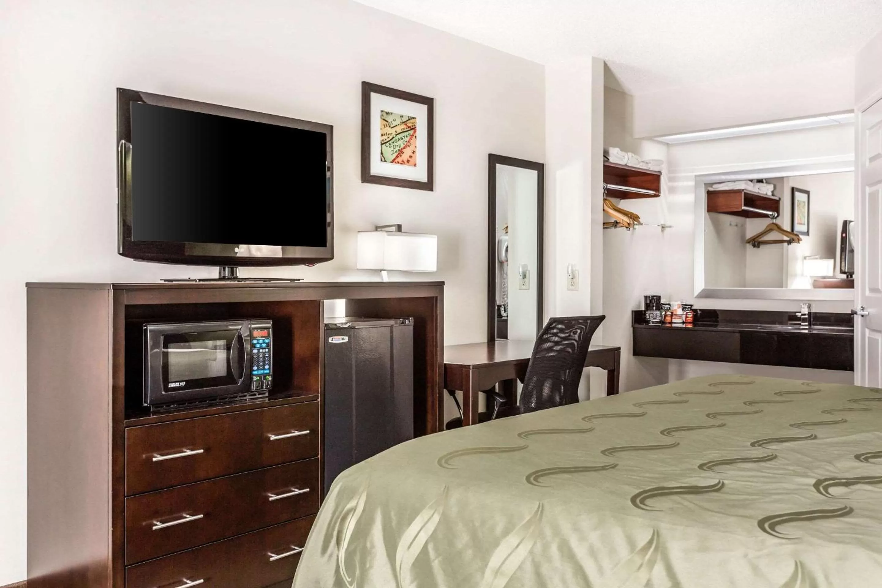 Photo of the whole room, Bed in Quality Inn Lancaster