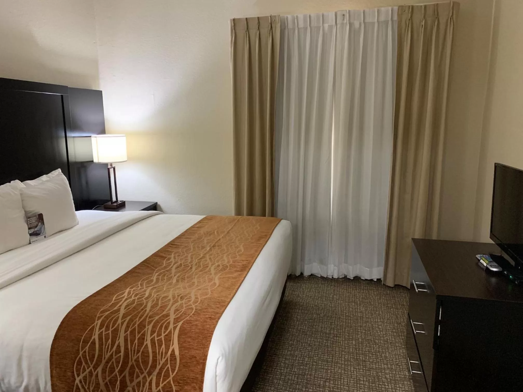 Bed in Comfort Inn & Suites Atlanta-Smyrna
