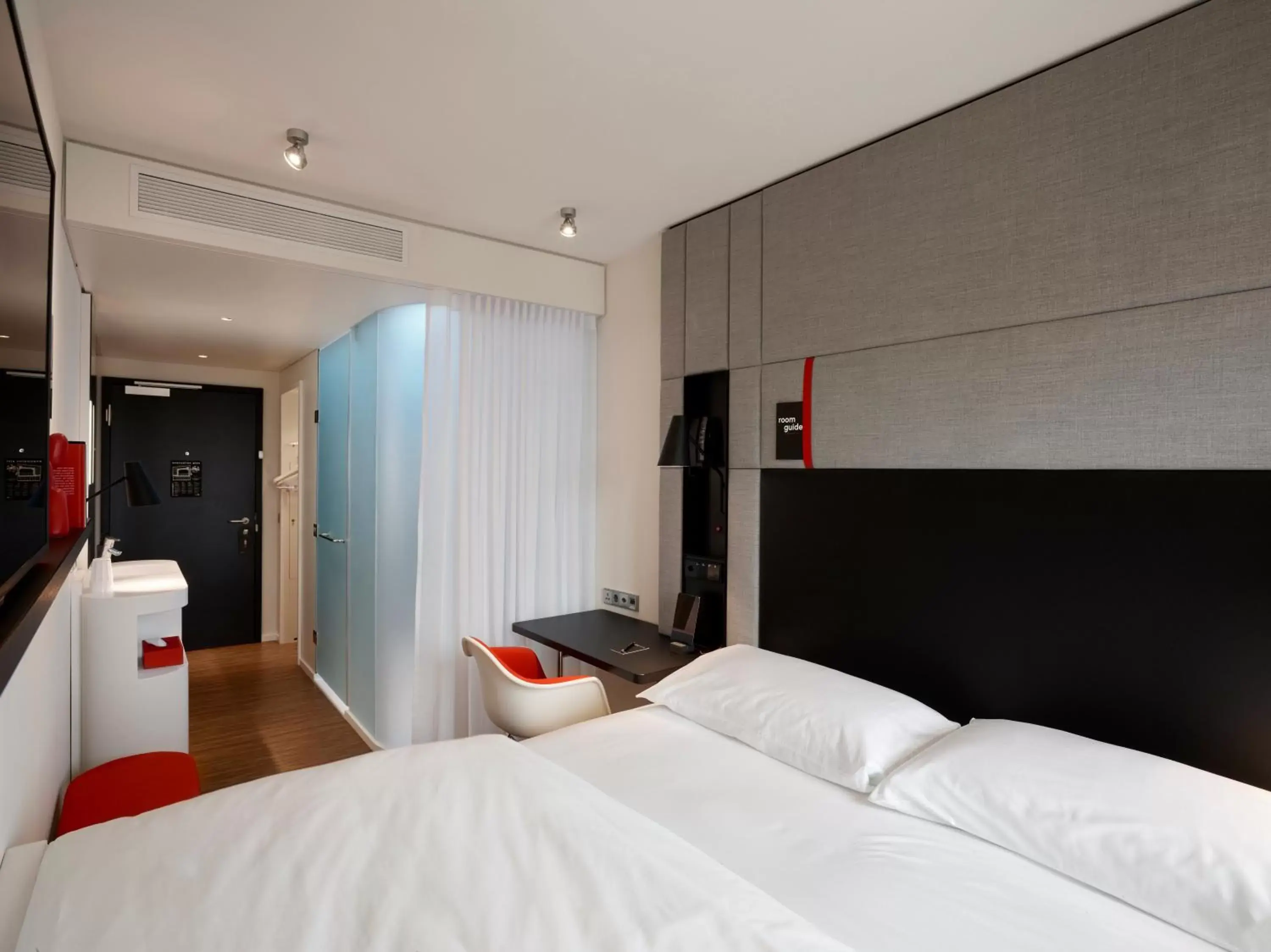 Photo of the whole room, Bed in citizenM Geneva