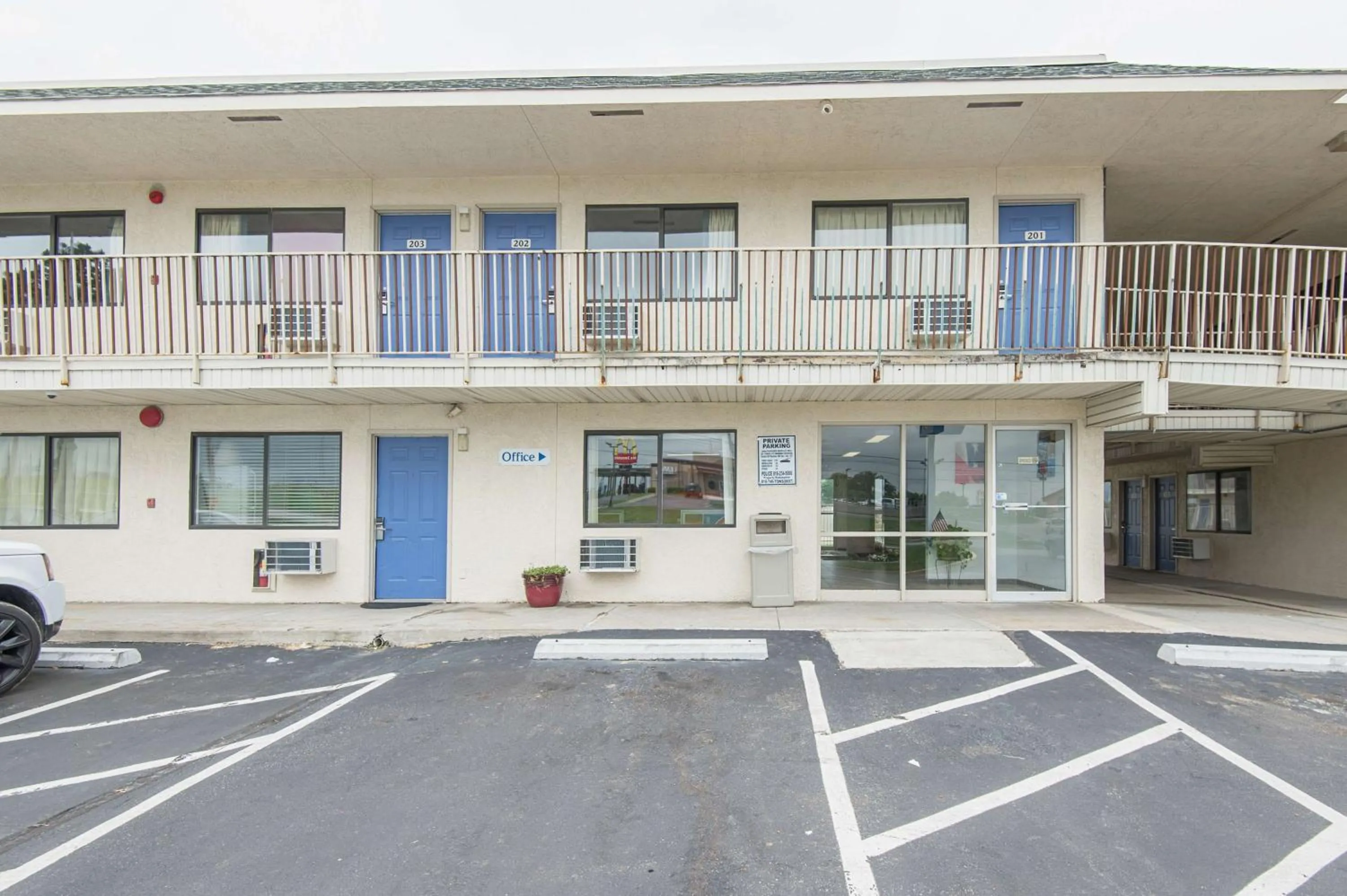 Property building in Motel 6 Kansas City, MO - Airport