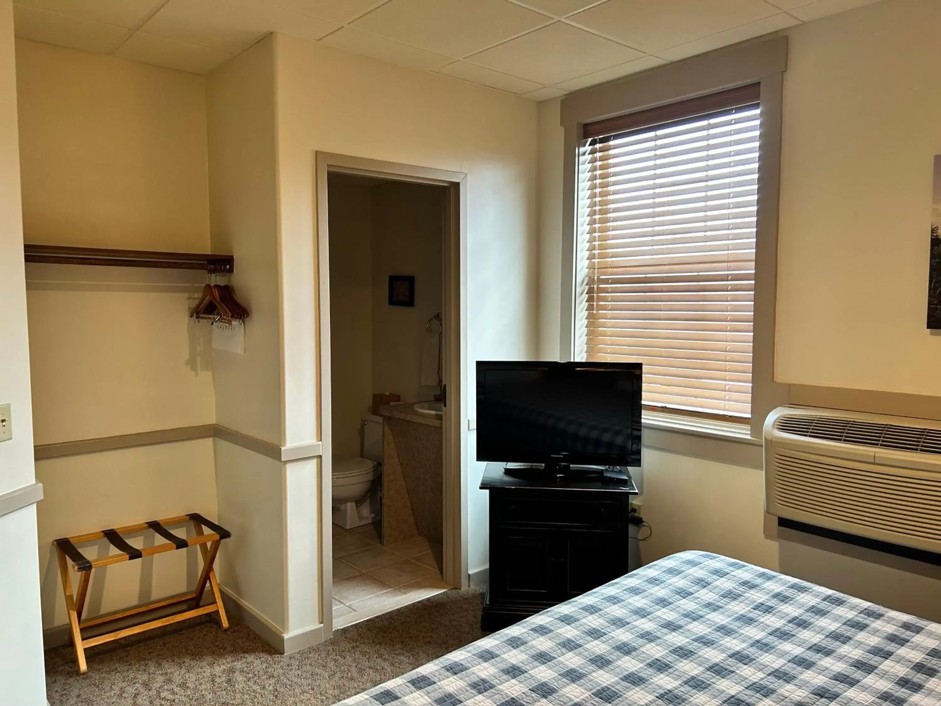 Bathroom, TV/Entertainment Center in The Common Man Inn, Spa & Lodge