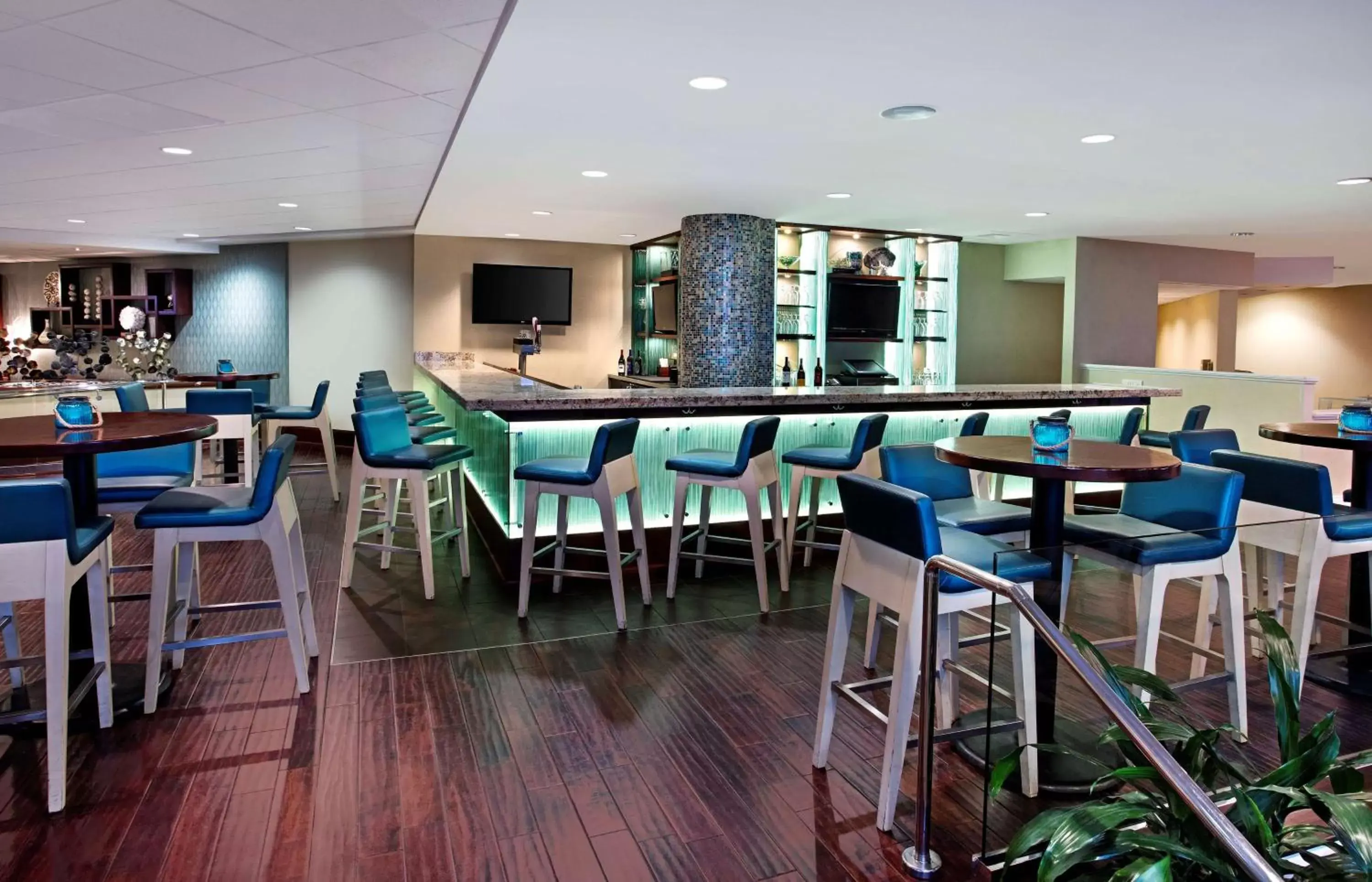Lounge or bar, Lounge/Bar in Hilton Singer Island Oceanfront Palm Beaches Resort