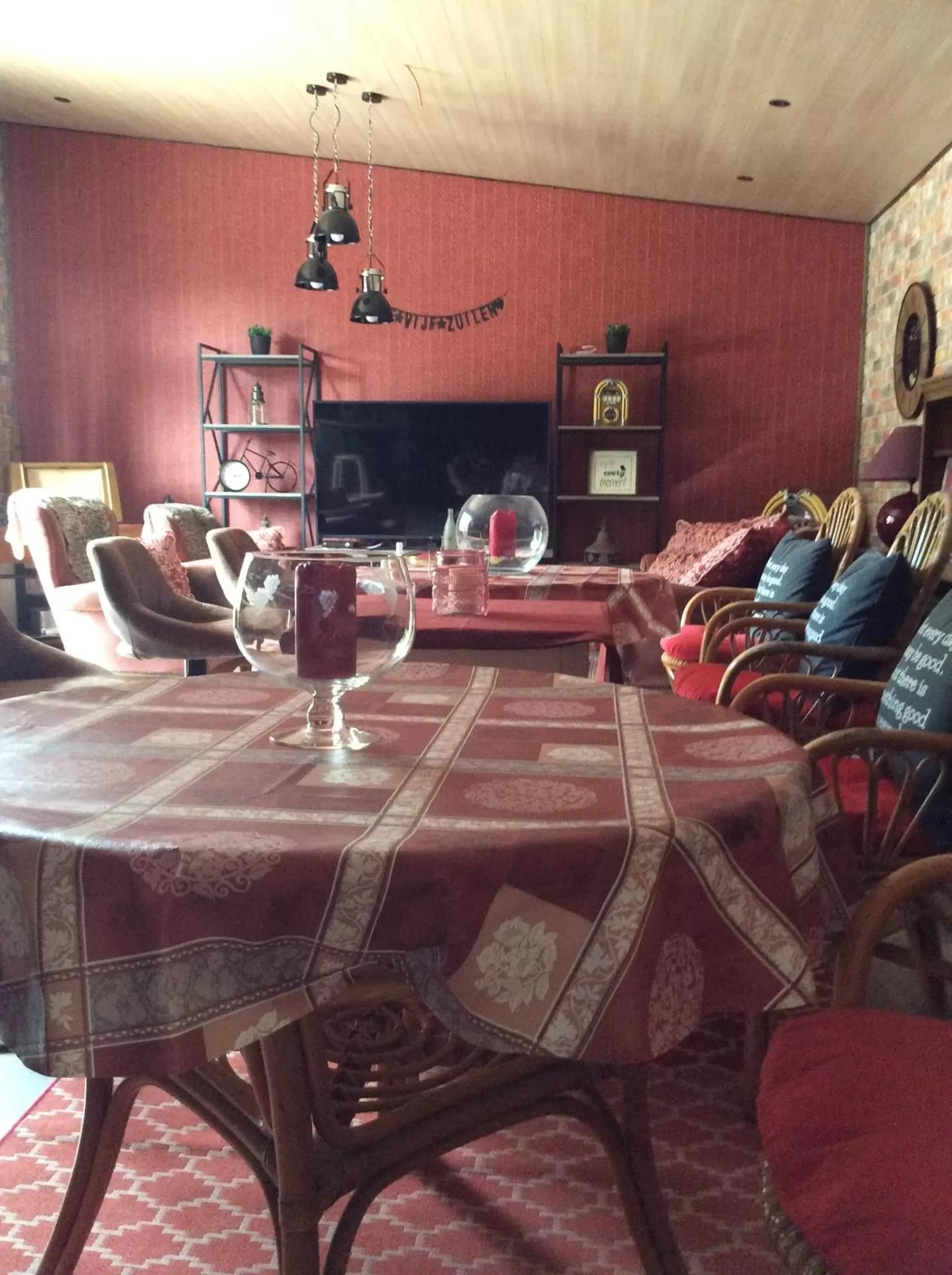 Communal lounge/ TV room in B&B De Vijf Zuilen