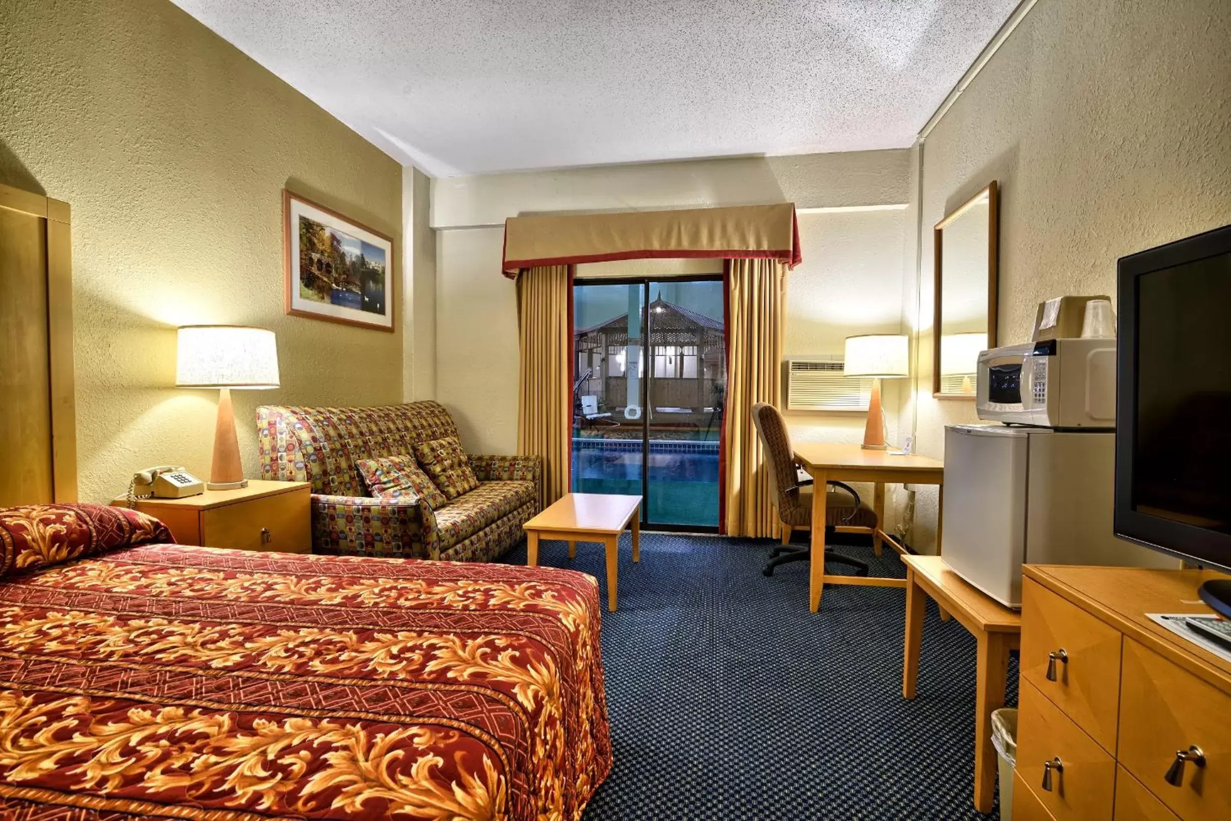 Photo of the whole room, Seating Area in Katahdin Inn & Suites