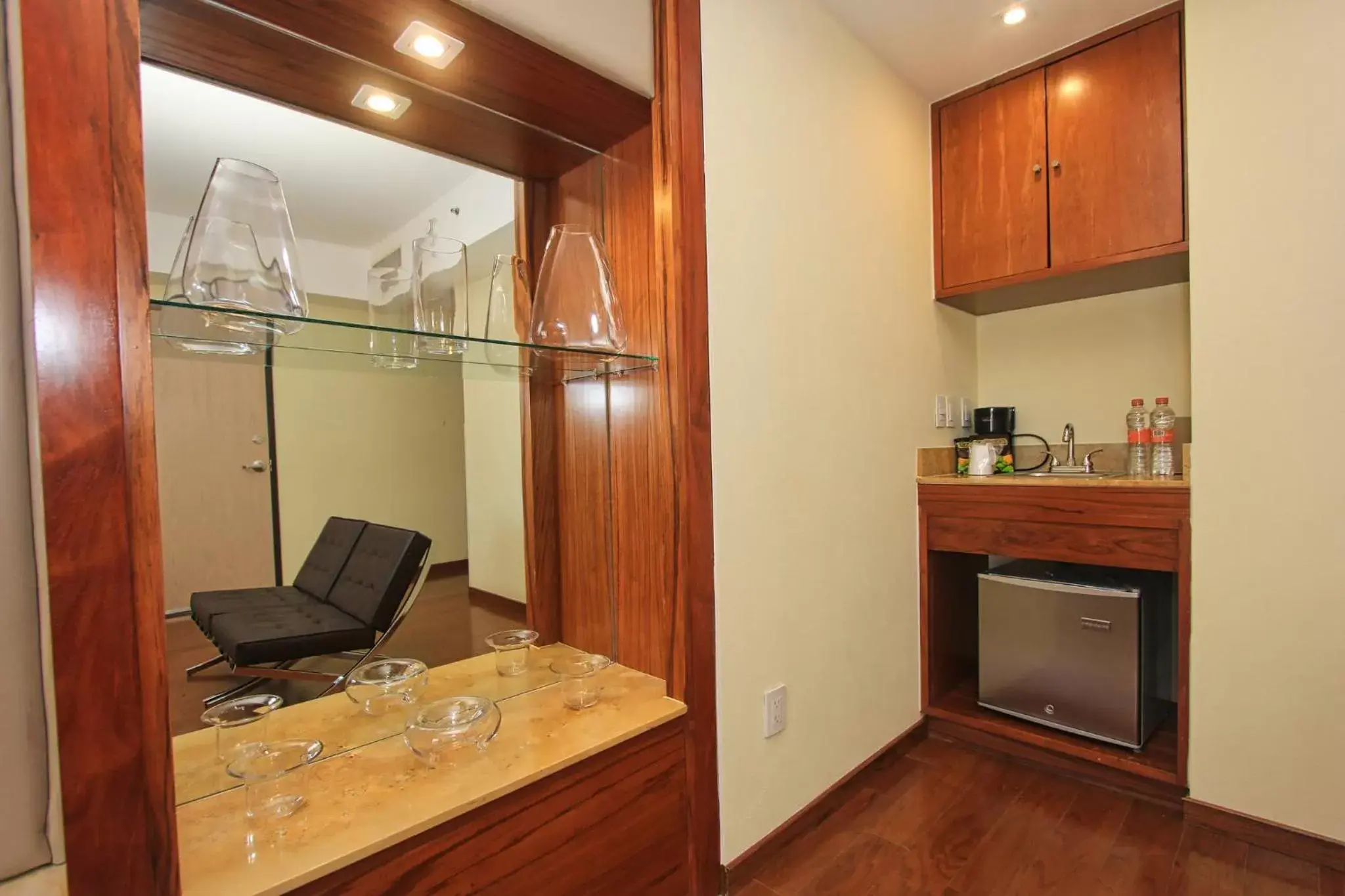 Photo of the whole room, Kitchen/Kitchenette in Holiday Inn Leon, an IHG Hotel