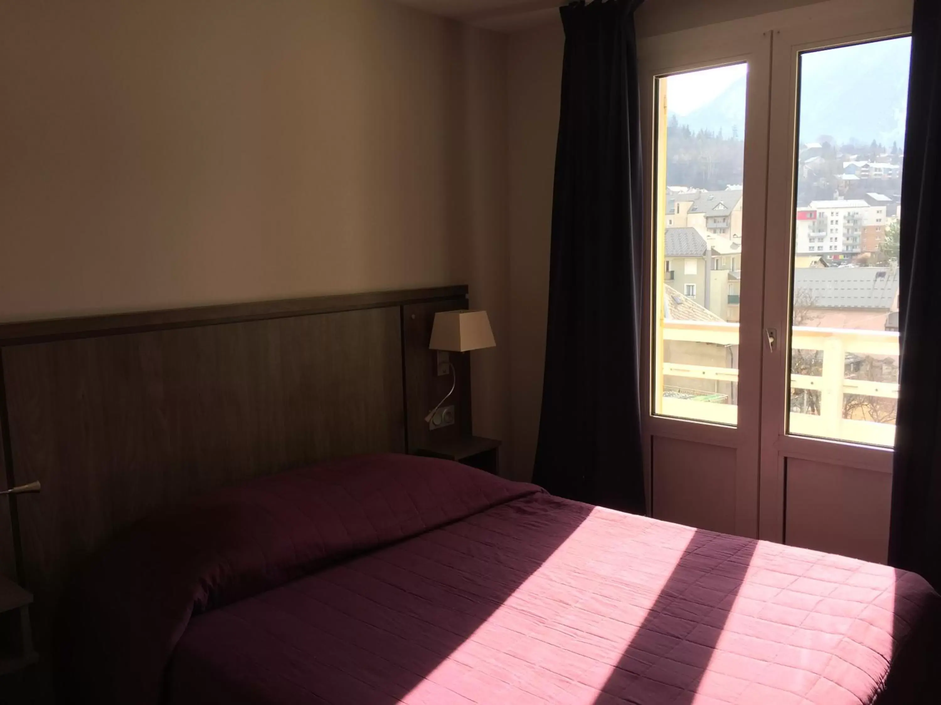 Bedroom, Bed in Hôtel Mont-Brison