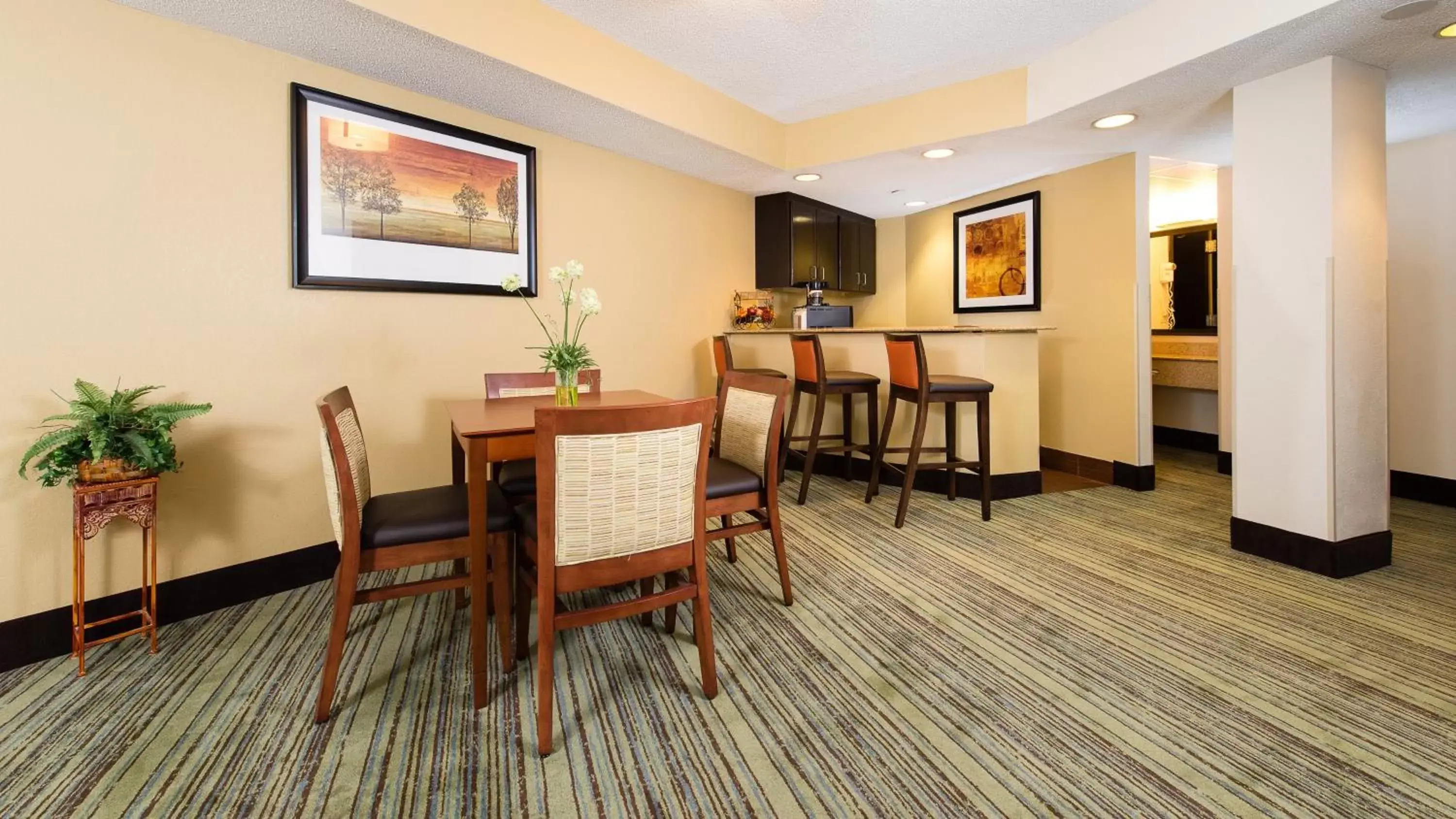 Photo of the whole room, Dining Area in Holiday Inn Wilmington-Market Street, an IHG Hotel