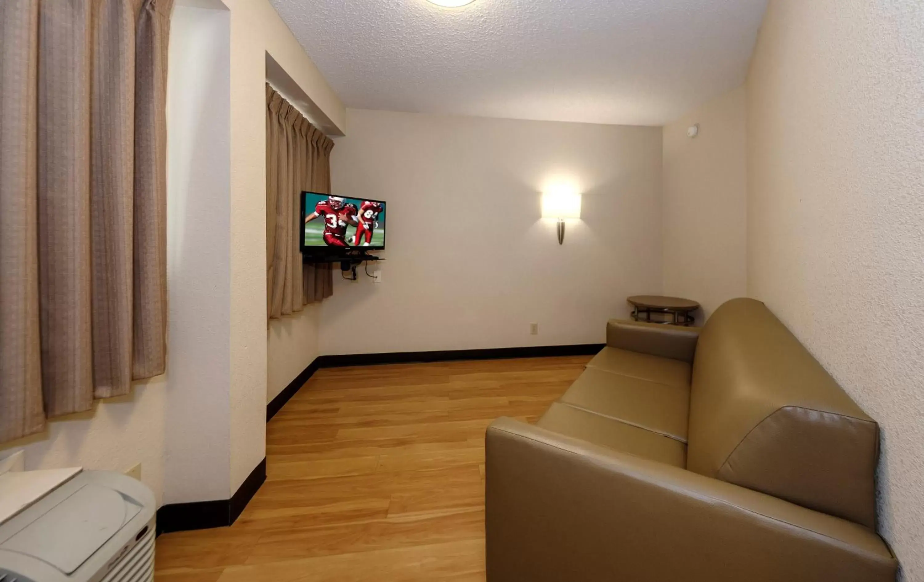 Photo of the whole room, Seating Area in Red Roof Inn Dallas - DFW Airport North