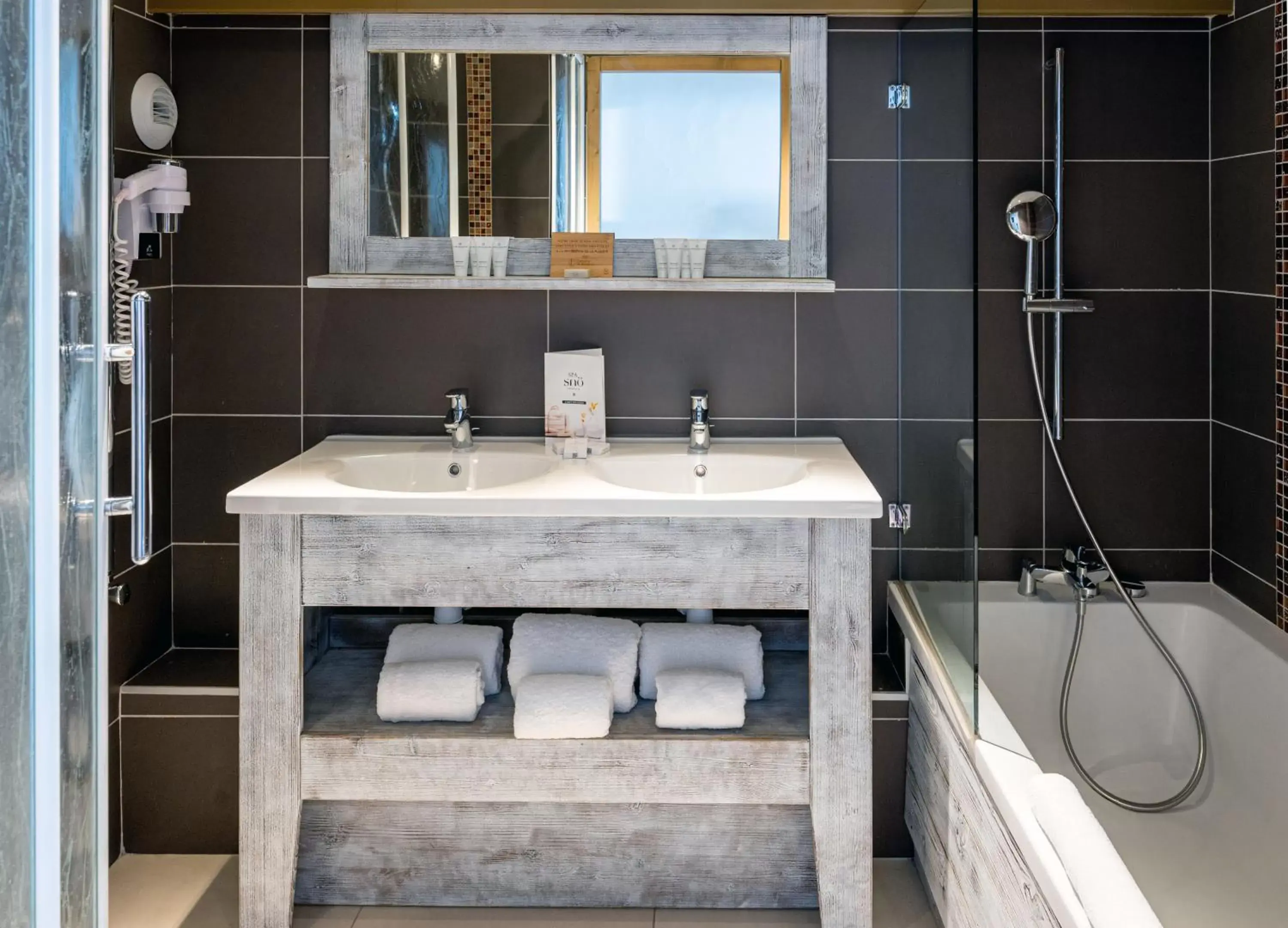 Bath, Bathroom in Hôtel L'Aiguille Percée