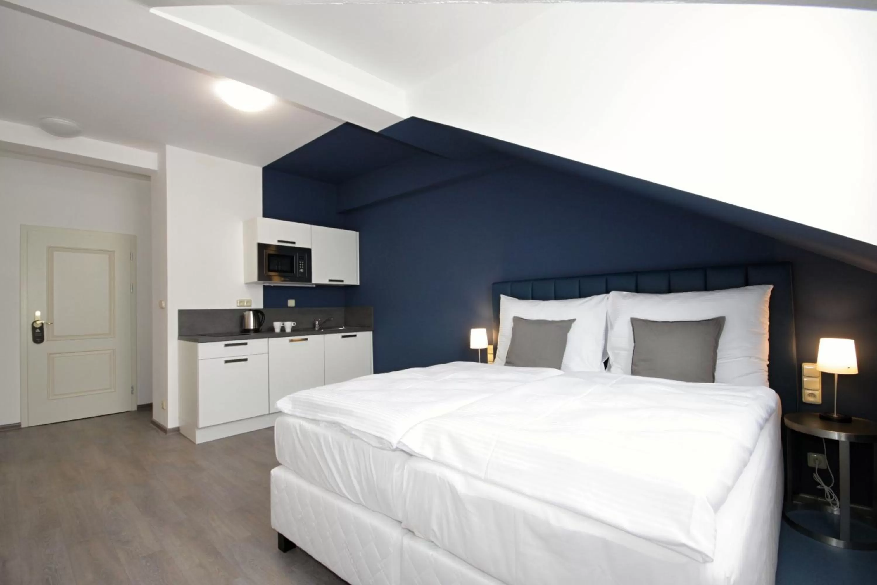 Kitchen or kitchenette, Bed in Alveo Suites