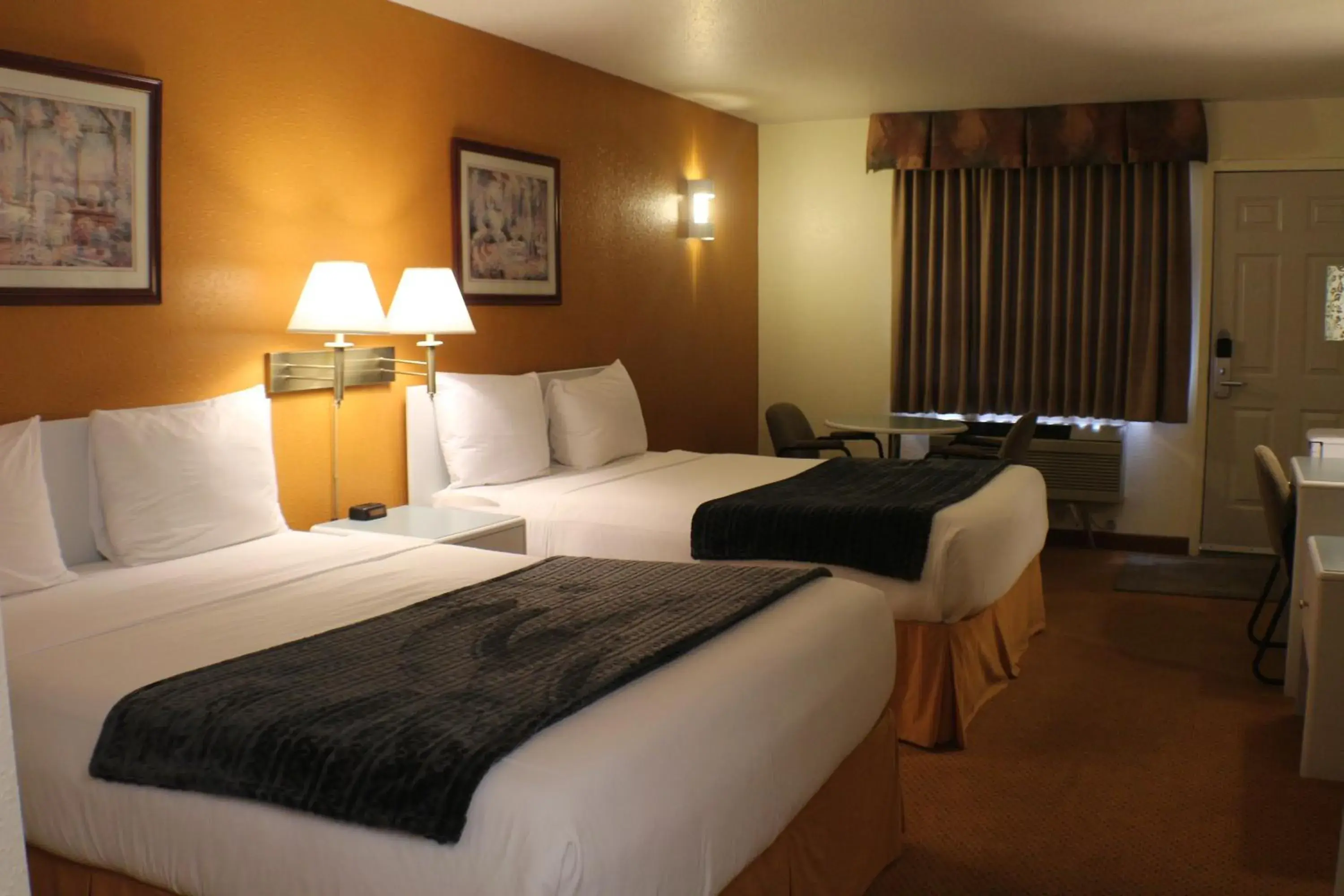 Photo of the whole room, Bed in R&R Inn & Suites