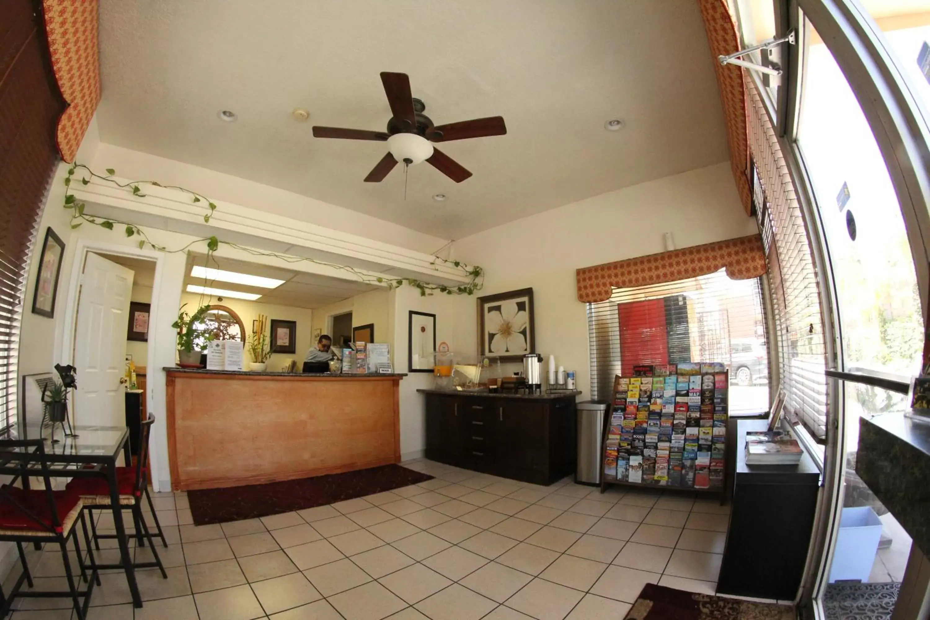 Lobby or reception in Anaheim Maingate Inn